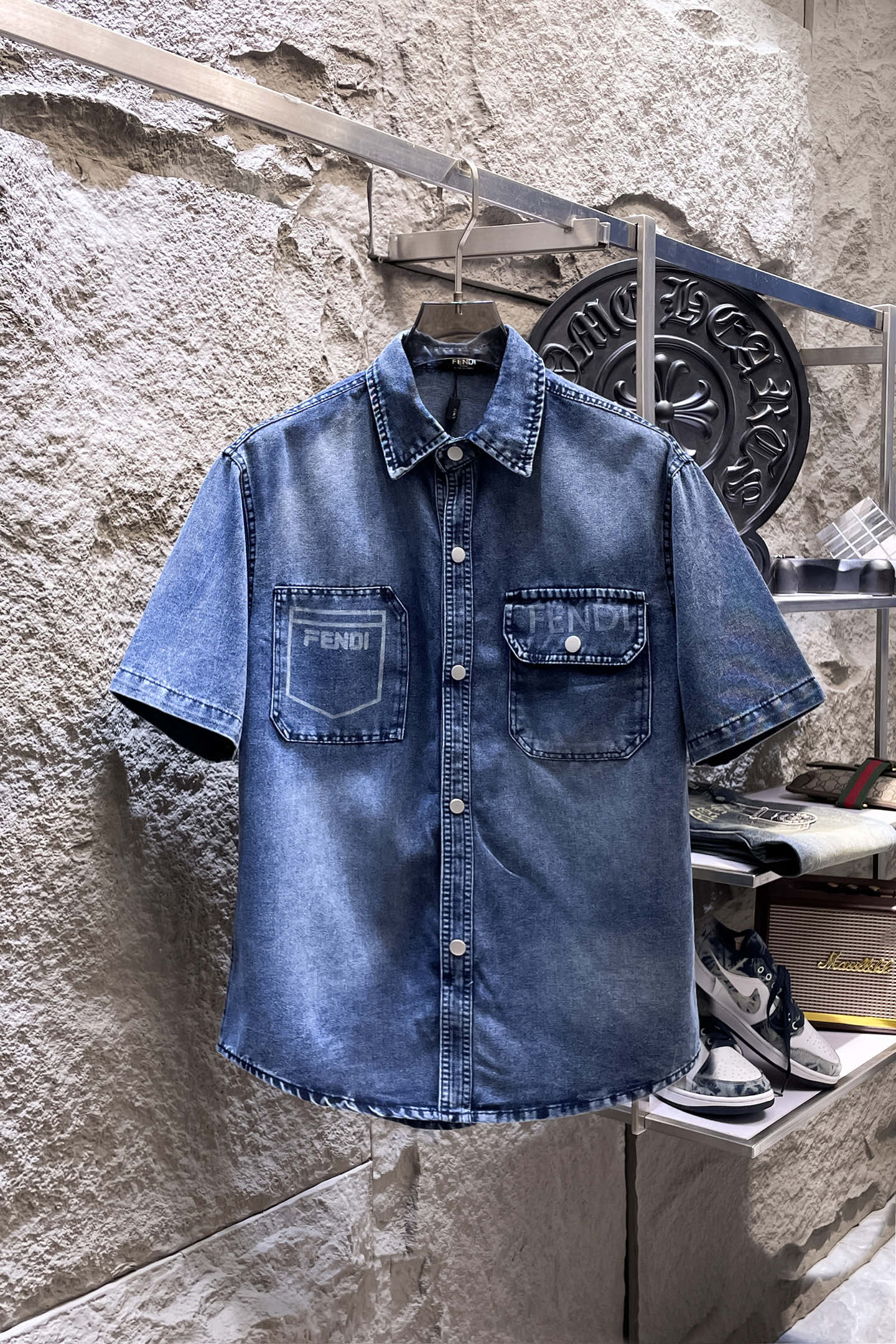 NO:937397,FENDI Fendi short-sleeved shirt-style denim jacket is made of imported denim denim fabric, logo jacquard, heavy industrial washing, shirt-type top jacket, embellished with hardware buttons, crisp and stylish, unique angle new interpretation, fashionable and versatile first choice!  Size M-3XL,,fendi,fendi,jackets & coats,T-shirt,19860909FENDI芬迪 短袖衬衣款牛仔外套 精选进口丹宁牛仔面料,logo提花,重工洗水,衬衣型上衣外套,五金纽扣点缀,挺括有型,独有的角度全新演绎 时尚百搭首选！码数M-3XL,,fendi,fendi,jackets & coats,T-shirt,,Men's clothing