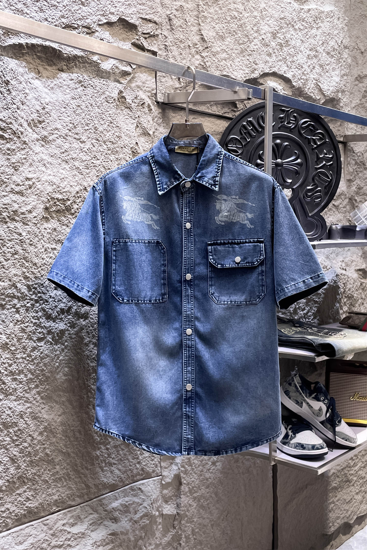 NO:937400,BURBERRY short-sleeved shirt-style denim jacket. It is made of imported denim denim fabrics, logo jacquard, and heavy industrial washing. It is a shirt-type top jacket, embellished with hardware buttons, crisp and stylish, with a unique angle and a new interpretation. It is the first choice for fashion and versatility!  Size M-3XL,,burberry,burberry,jackets & coats,T-shirt,19860909BURBERRY巴宝莉 短袖衬衣款牛仔外套 精选进口丹宁牛仔面料,logo提花,重工洗水,衬衣型上衣外套,五金纽扣点缀,挺括有型,独有的角度全新演绎 时尚百搭首选！码数M-3XL,,burberry,burberry,jackets & coats,T-shirt,,Men's clothing