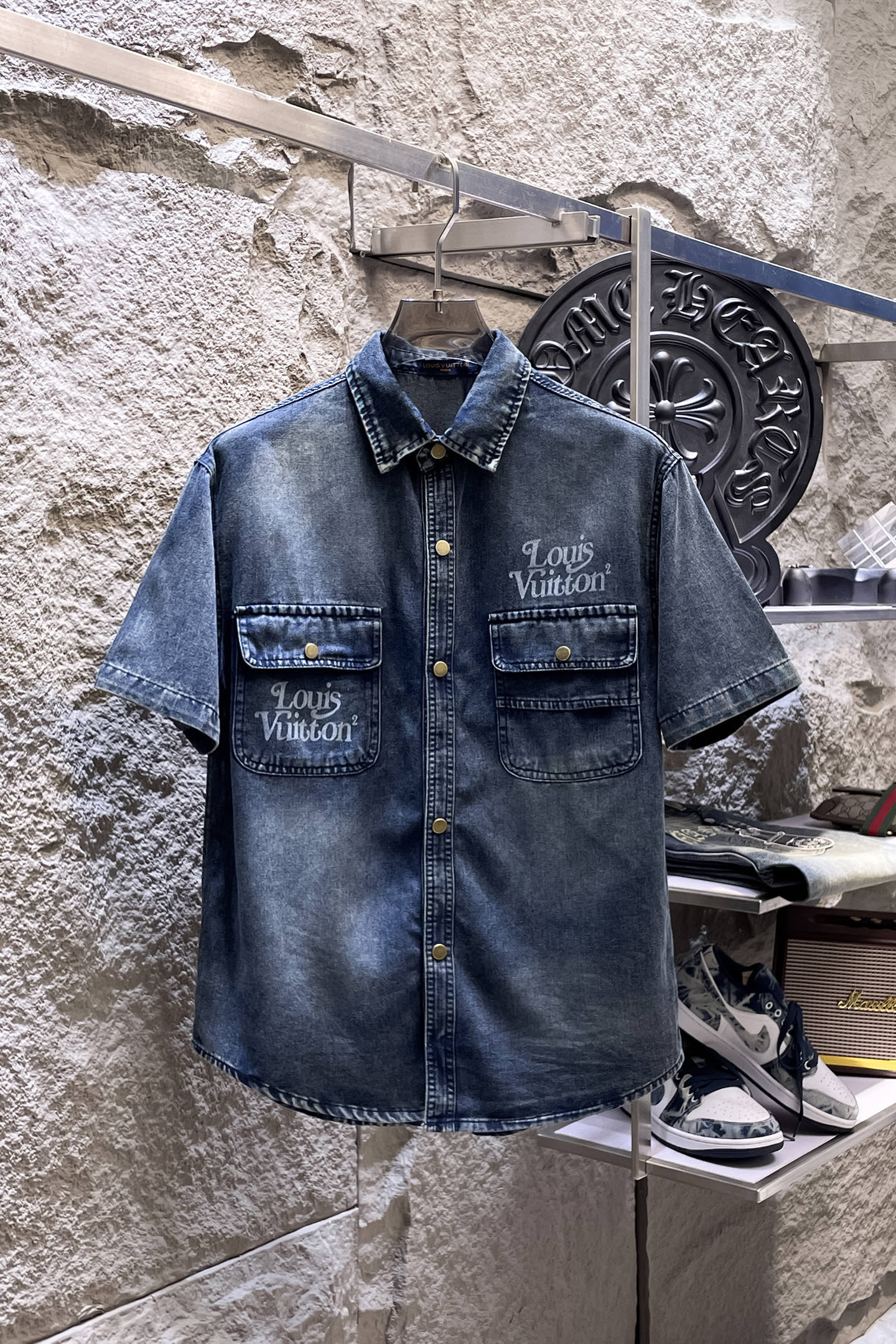 NO:937403,LV Louis Vuitton short-sleeved shirt-style denim jacket is made of imported denim denim fabric, logo jacquard, heavy industrial washing, shirt-type top jacket, embellished with hardware buttons, crisp and stylish, unique angle new interpretation, fashionable and versatile choice!  Size M-3XL,,louis vuitton,louis vuitton,jackets & coats,T-shirt,19860909LV路易威登 短袖衬衣款牛仔外套 精选进口丹宁牛仔面料,logo提花,重工洗水,衬衣型上衣外套,五金纽扣点缀,挺括有型,独有的角度全新演绎 时尚百搭首选！码数M-3XL,,louis vuitton,louis vuitton,jackets & coats,T-shirt,,Men's clothing