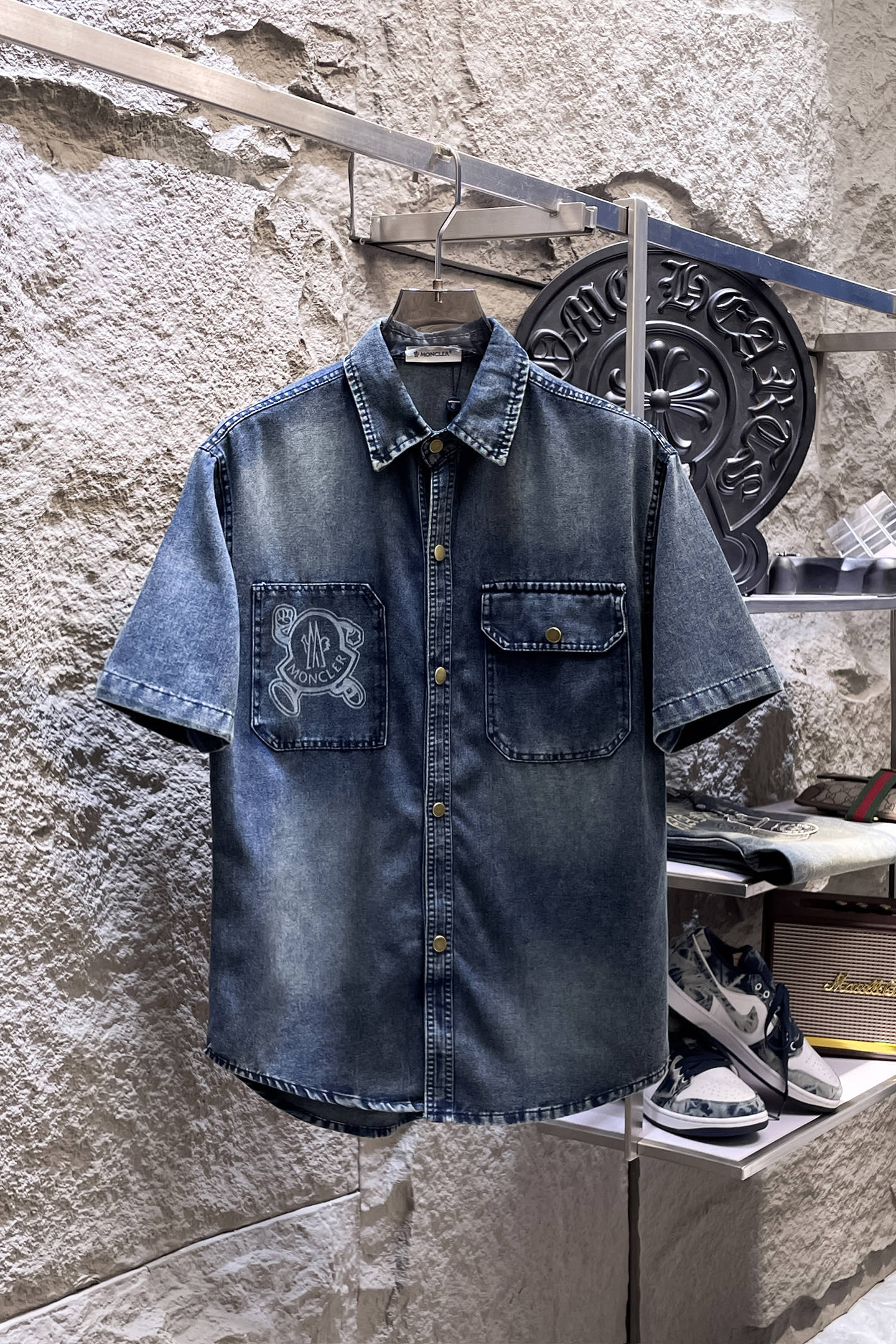 NO:937406,MONCLER muzzled short-sleeved shirt-style denim jacket is made of imported denim denim fabric, logo jacquard, heavy industrial washing, shirt-type top jacket, embellished with hardware buttons, crisp and stylish, unique angle new interpretation, fashionable and versatile choice!  Size M-3XL,,Moncler,jackets & coats,T-shirt,19860909MONCLER蒙口 短袖衬衣款牛仔外套 精选进口丹宁牛仔面料,logo提花,重工洗水,衬衣型上衣外套,五金纽扣点缀,挺括有型,独有的角度全新演绎 时尚百搭首选！码数M-3XL,,Moncler,jackets & coats,T-shirt,,Men's clothing