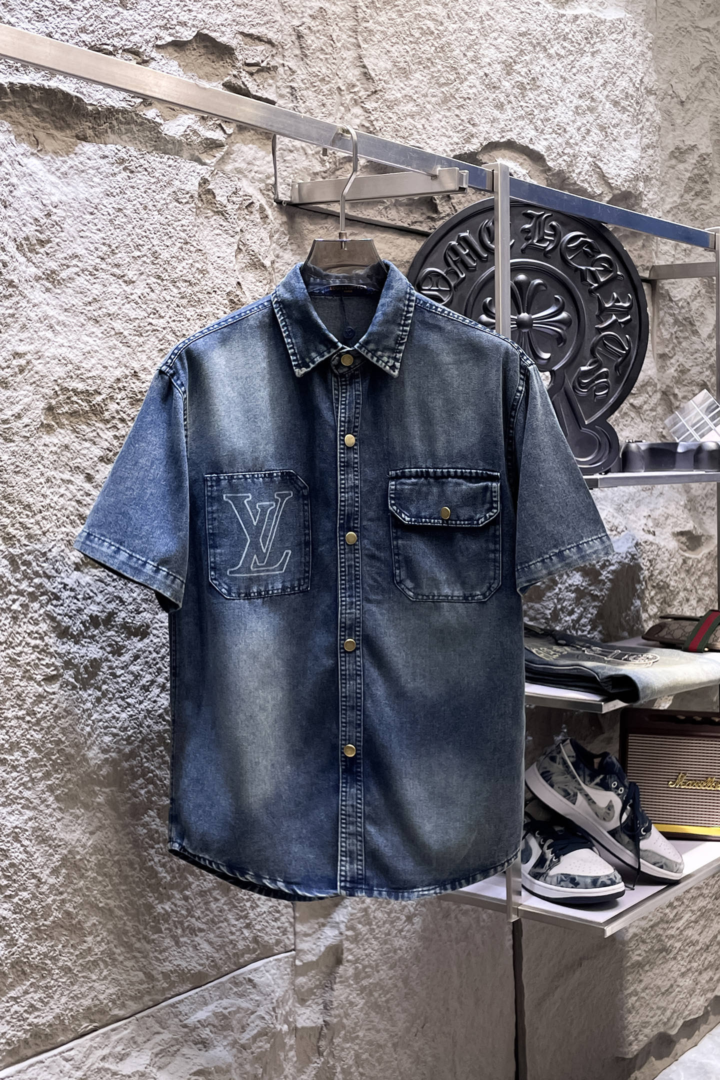 NO:937380,LV Louis Vuitton short-sleeved shirt-style denim jacket is made of imported denim denim fabric, logo jacquard, heavy industrial washing, shirt-type top jacket, embellished with hardware buttons, crisp and stylish, unique angle new interpretation, fashionable and versatile choice!  Size M-3XL,,louis vuitton,louis vuitton,jackets & coats,T-shirt,19860909LV路易威登 短袖衬衣款牛仔外套 精选进口丹宁牛仔面料,logo提花,重工洗水,衬衣型上衣外套,五金纽扣点缀,挺括有型,独有的角度全新演绎 时尚百搭首选！码数M-3XL,,louis vuitton,louis vuitton,jackets & coats,T-shirt,,Men's clothing