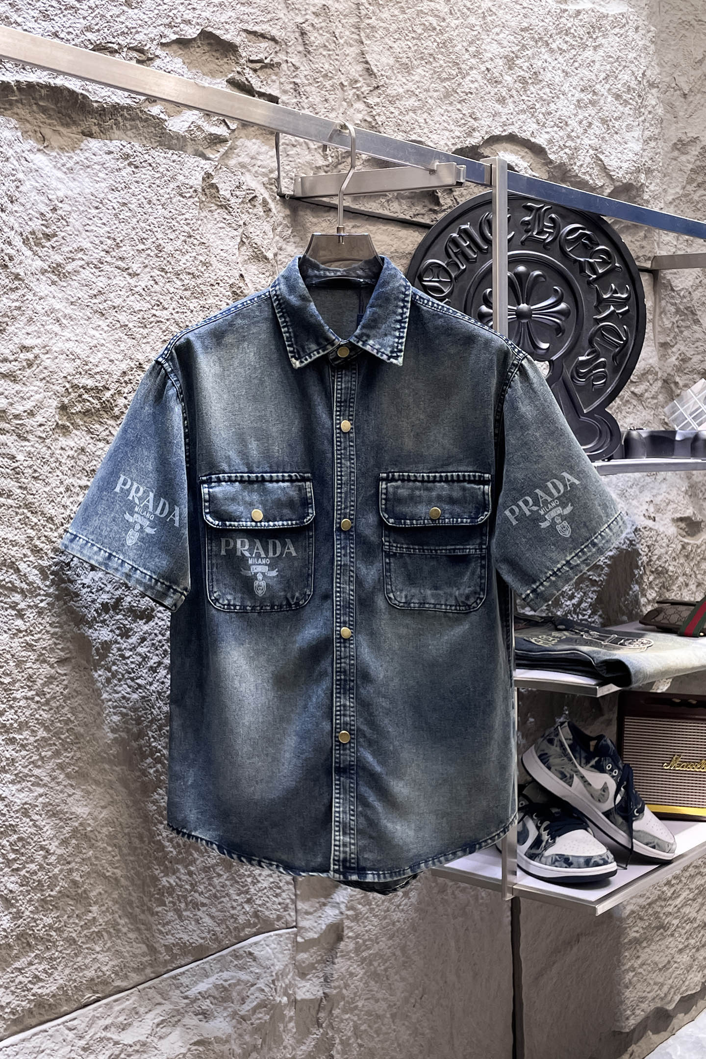 NO:937383,PRADA Short-sleeved shirt-style denim jacket is made of imported denim denim fabric, logo jacquard, heavy industrial washing, shirt-type top jacket, embellished with hardware buttons, crisp and stylish, a new interpretation from a unique angle, fashionable and versatile choice!  Size M-3XL,,prada,prada,jackets & coats,T-shirt,19860909PRADA普拉达 短袖衬衣款牛仔外套 精选进口丹宁牛仔面料,logo提花,重工洗水,衬衣型上衣外套,五金纽扣点缀,挺括有型,独有的角度全新演绎 时尚百搭首选！码数M-3XL,,prada,prada,jackets & coats,T-shirt,,Men's clothing