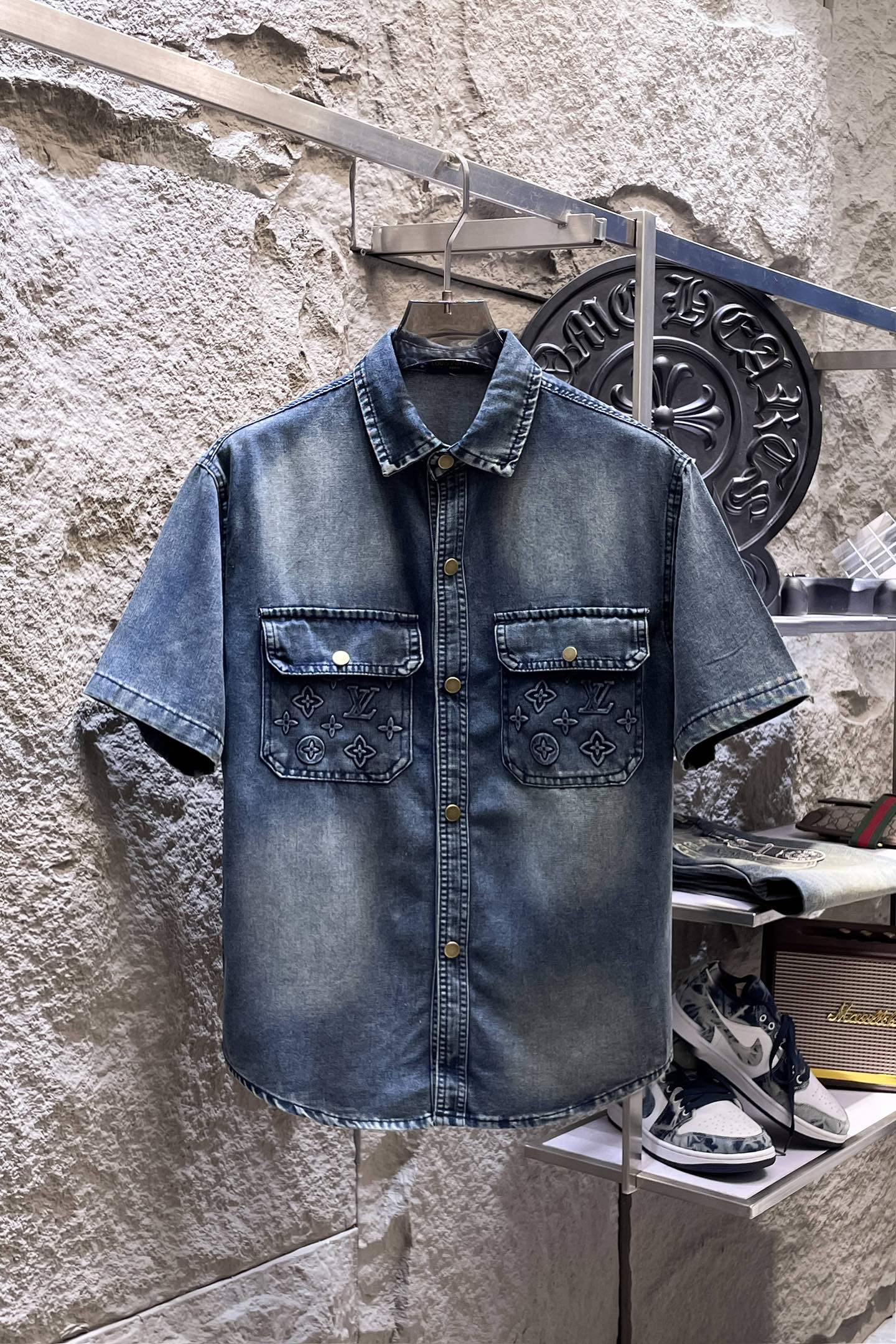 NO:937382,LV Louis Vuitton short-sleeved shirt-style denim jacket is made of imported denim denim fabric, logo jacquard, heavy industrial washing, shirt-type top jacket, embellished with hardware buttons, crisp and stylish, unique angle new interpretation, fashionable and versatile choice!  Size M-3XL,,louis vuitton,louis vuitton,jackets & coats,T-shirt,19860909LV路易威登 短袖衬衣款牛仔外套 精选进口丹宁牛仔面料,logo提花,重工洗水,衬衣型上衣外套,五金纽扣点缀,挺括有型,独有的角度全新演绎 时尚百搭首选！码数M-3XL,,louis vuitton,louis vuitton,jackets & coats,T-shirt,,Men's clothing