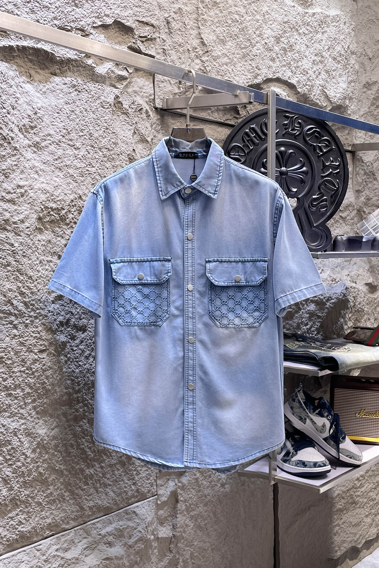 NO:937385,GUCCI Gucci short-sleeved shirt-style denim jacket is made of imported denim denim fabric, logo jacquard, heavy industrial washing, shirt-type top jacket, embellished with hardware buttons, crisp and stylish, unique angle new interpretation, fashionable and versatile first choice!  Size M-3XL,,gucci,jackets & coats,T-shirt,19860909GUCCI古奇 短袖衬衣款牛仔外套 精选进口丹宁牛仔面料,logo提花,重工洗水,衬衣型上衣外套,五金纽扣点缀,挺括有型,独有的角度全新演绎 时尚百搭首选！码数M-3XL,,gucci,jackets & coats,T-shirt,,Men's clothing