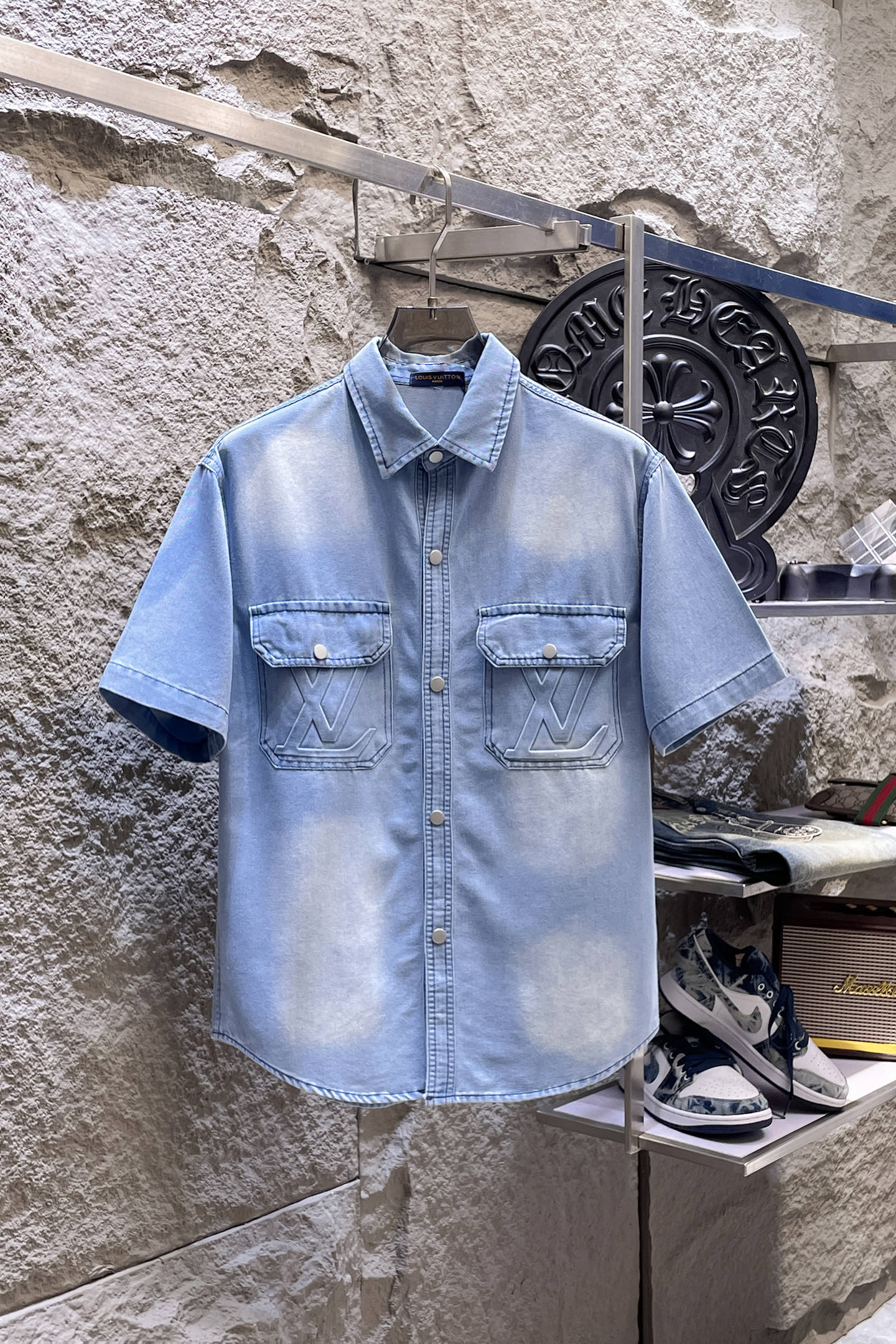 NO:937388,LV Louis Vuitton short-sleeved shirt-style denim jacket is made of imported denim denim fabric, logo jacquard, heavy industrial washing, shirt-type top jacket, embellished with hardware buttons, crisp and stylish, unique angle new interpretation, fashionable and versatile choice!  Size M-3XL,,louis vuitton,louis vuitton,jackets & coats,T-shirt,19860909LV路易威登 短袖衬衣款牛仔外套 精选进口丹宁牛仔面料,logo提花,重工洗水,衬衣型上衣外套,五金纽扣点缀,挺括有型,独有的角度全新演绎 时尚百搭首选！码数M-3XL,,louis vuitton,louis vuitton,jackets & coats,T-shirt,,Men's clothing