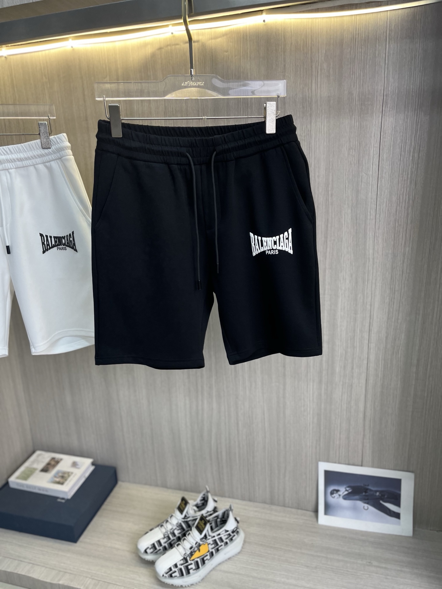 NO:864890,BALENCIAGA's new style is coming, 2026 spring and summer new casual pants and shorts, imported high-density customized fabrics, comfortable, soft and skin-friendly, straight and not easy to wrinkle, simple and clear, super versatile upper body effect, super fashionable and versatile, straight and stylish, a wardrobe must-have!  Suitable for any occasion, sizes M-3XL,,balenciaga,balenciaga,shorts,19860909BALENCIAGA巴黎世家 新款来袭 2026春夏新款休闲裤短裤,进口高密度定制面料,舒适柔软亲肤,笔挺不易起皱,简单明了,超级百搭上身效果超级棒时尚百搭,笔挺有型,衣橱必备！适合任何场合穿着,码数M-3XL,,balenciaga,balenciaga,shorts,,Men's clothing