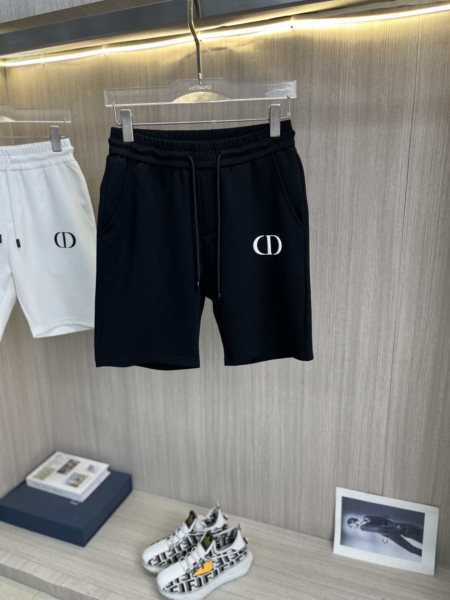 NO:864899,DIOR Dior's new style is coming, 2026 spring and summer new casual pants and shorts, imported high-density customized fabrics, comfortable, soft and skin-friendly, straight and not easy to wrinkle, simple and clear, super versatile upper body effect, super fashionable and versatile, straight and stylish, a wardrobe must-have!  Suitable for any occasion, sizes M-3XL, dior, dior, shorts,19860909DIOR迪奥 新款来袭 2026春夏新款休闲裤短裤,进口高密度定制面料,舒适柔软亲肤,笔挺不易起皱,简单明了,超级百搭上身效果超级棒时尚百搭,笔挺有型,衣橱必备！适合任何场合穿着,码数M-3XL,,dior,dior,shorts,,Men's clothing