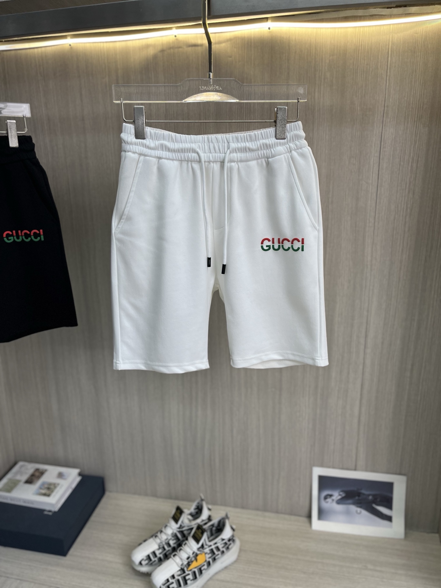 NO:864909,GUCCI Gucci's new style is coming, 2026 spring and summer new casual pants and shorts, imported high-density customized fabrics, comfortable, soft and skin-friendly, straight and not easy to wrinkle, simple and clear, super versatile upper body effect, super fashionable and versatile, straight and stylish, a wardrobe must-have!  Suitable for any occasion, sizes M-3XL, gucci, shorts,19860909GUCCI古奇 新款来袭 2026春夏新款休闲裤短裤,进口高密度定制面料,舒适柔软亲肤,笔挺不易起皱,简单明了,超级百搭上身效果超级棒时尚百搭,笔挺有型,衣橱必备！适合任何场合穿着,码数M-3XL,,gucci,shorts,,Men's clothing