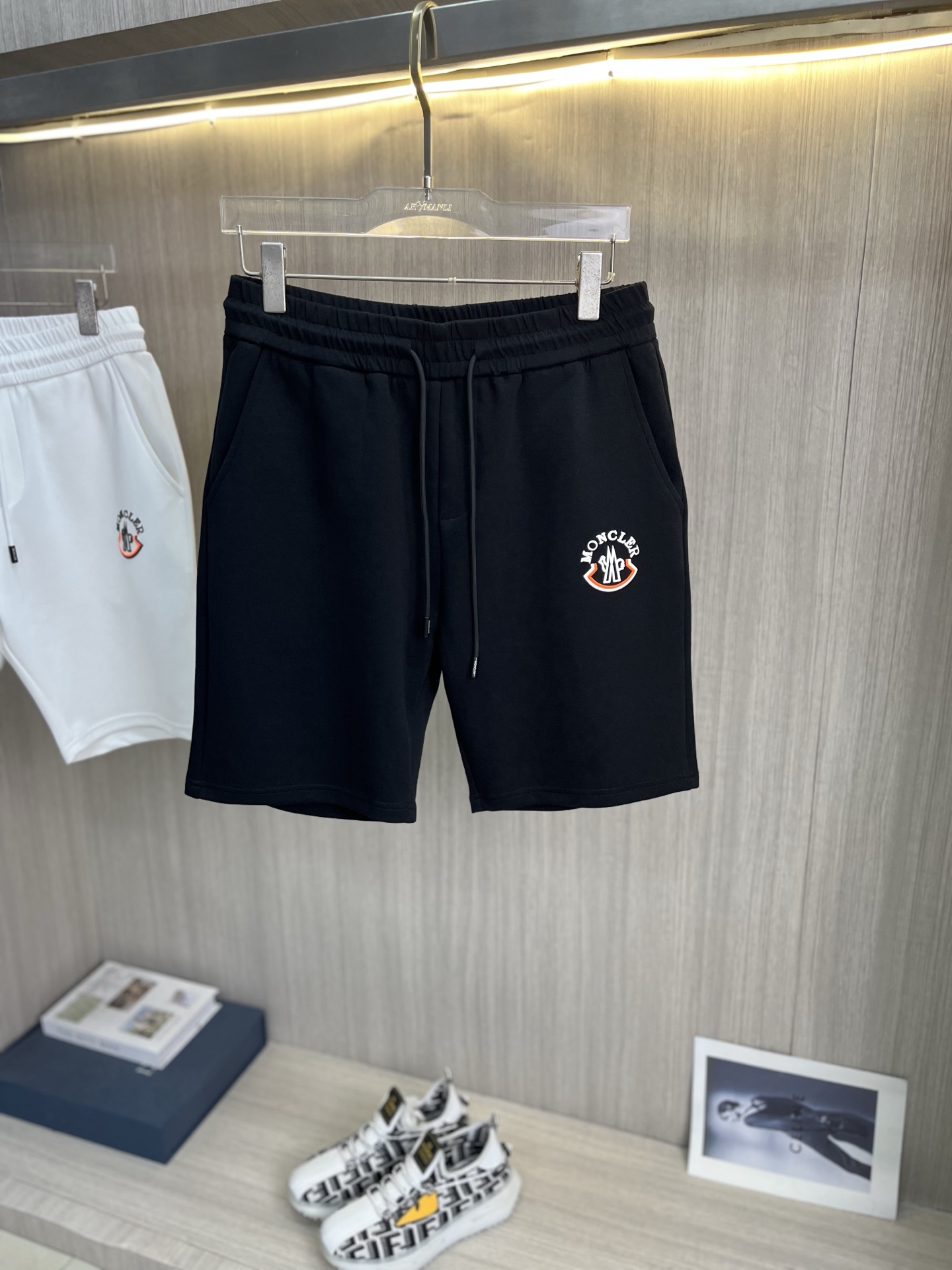 NO:864815,MONCLER Mouth Mouth New Style Coming 2026 Spring and Summer New Casual Pants and Shorts, imported high-density customized fabrics, comfortable, soft and skin-friendly, straight and not easy to wrinkle, simple and clear, super versatile upper body effect, super fashionable and versatile, straight and stylish, a wardrobe must-have!  Suitable for any occasion, sizes M-3XL, Moncler, shorts,19860909MONCLER蒙口 新款来袭 2026春夏新款休闲裤短裤,进口高密度定制面料,舒适柔软亲肤,笔挺不易起皱,简单明了,超级百搭上身效果超级棒时尚百搭,笔挺有型,衣橱必备！适合任何场合穿着,码数M-3XL,,Moncler,shorts,,Men's clothing