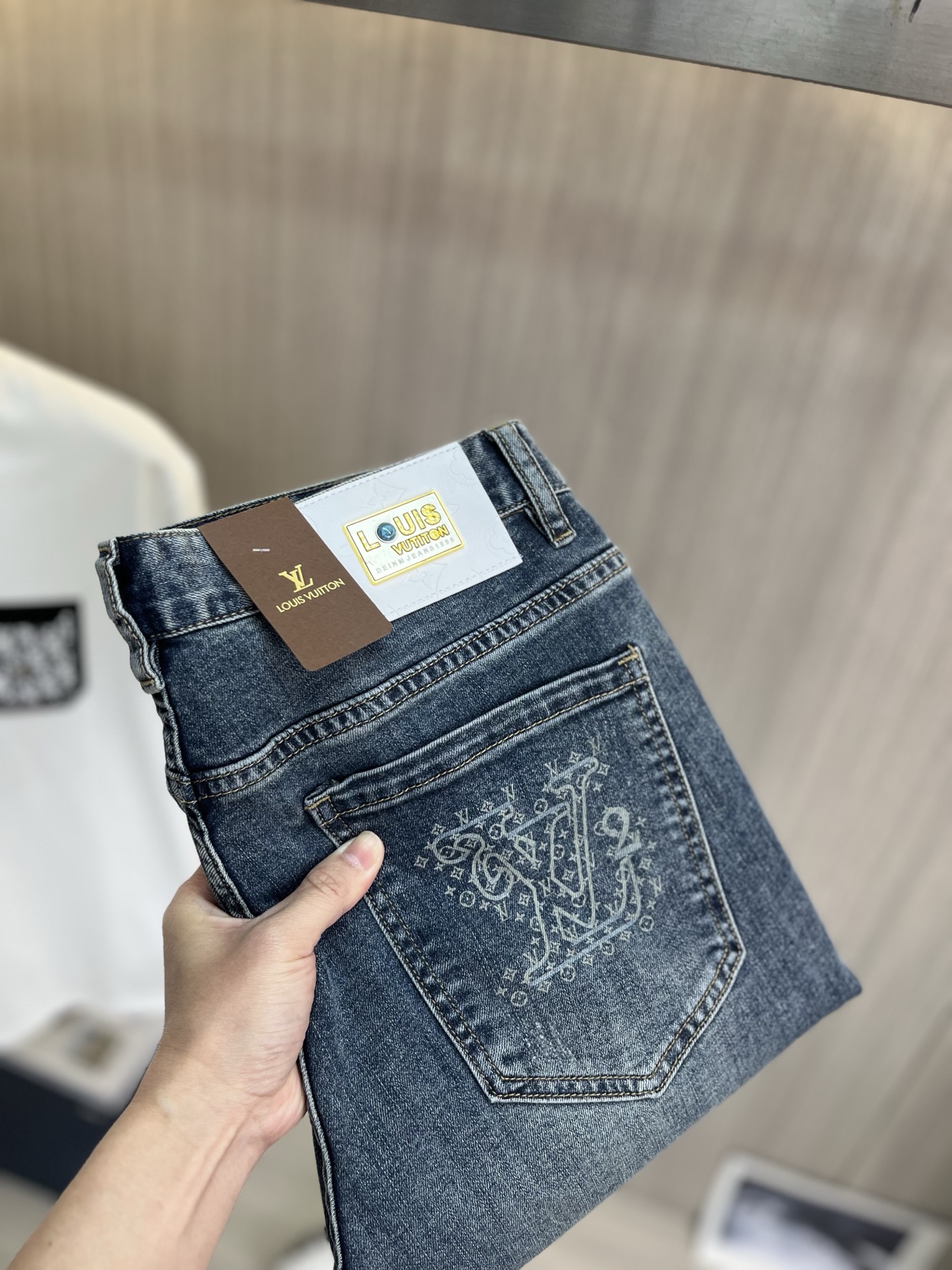 NO:937146,LV Louis Vuitton's 2026 new men's jeans have good fabric elasticity. Exclusively available on the official website. Fashionable and elegant. Heavy craftsmanship design. Using original color yeast washing process. Selected imported heavy denim denim fabric. Equipped with counter hardware decoration. Genuine leather label. Exquisite stitching. Big brand style. Worth owning. Size 28-38, shipped next day,,louis vuitton,louis vuitton,jeans,19860909LV路易威登 2026新品男士牛仔裤 面料弹性好.独家发售 官网同步 时尚优雅 重工艺设计.采用原色酵母水洗工艺 精选进口重磅丹宁牛仔面料 配专柜五金装饰 真皮皮牌 精致车线 大牌风范 值得拥有.码数28-38,隔天出货,,louis vuitton,louis vuitton,jeans,,Men's clothing