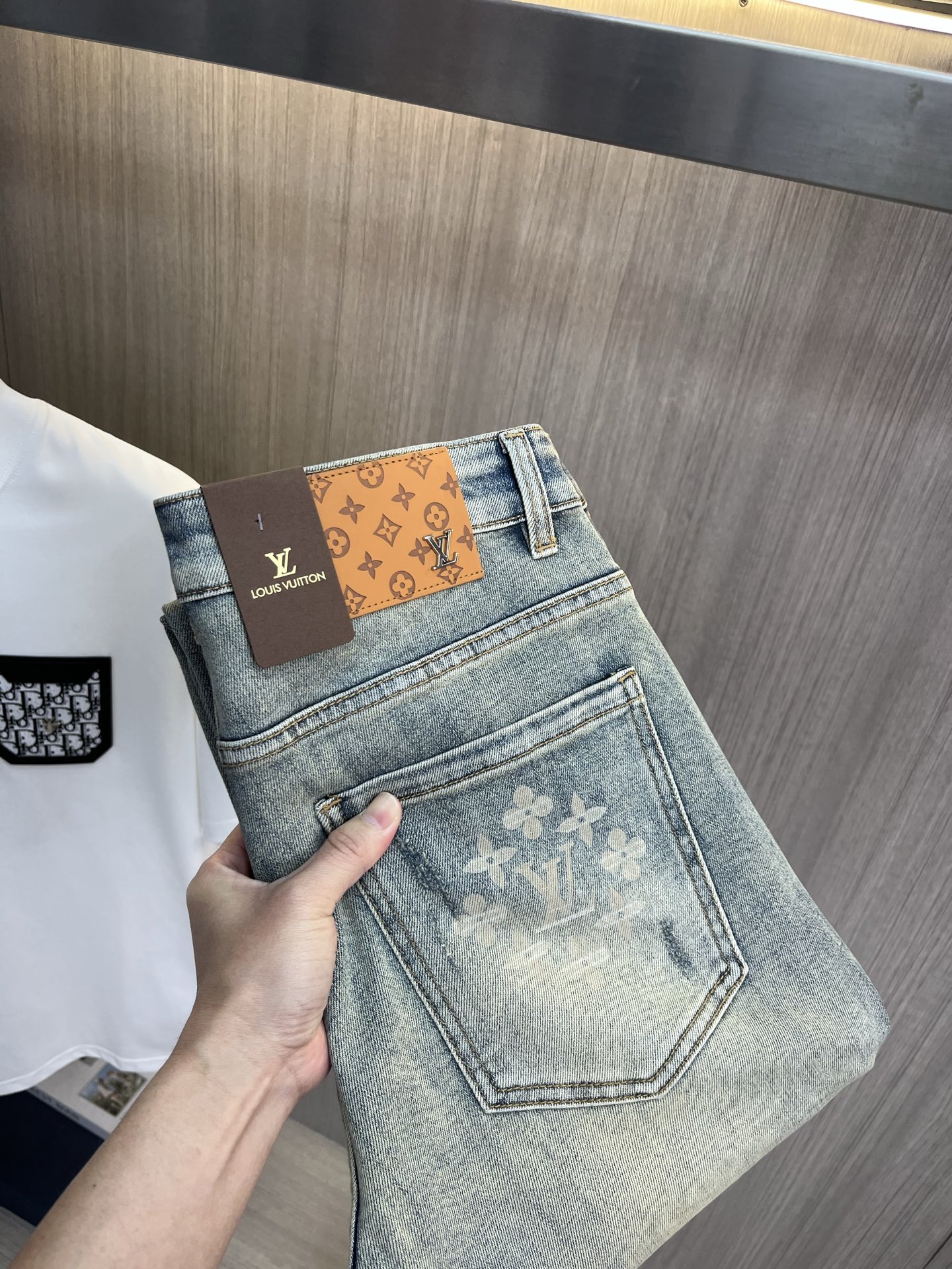 NO:937143,LV Louis Vuitton's 2026 new men's jeans have good fabric elasticity. Exclusively available on the official website. Fashionable and elegant. Heavy craftsmanship design. Using original color yeast washing process. Selected imported heavy denim denim fabric. Equipped with counter hardware decoration. Genuine leather label. Exquisite stitching. Big brand style. Worth owning. Size 28-38, shipped next day,,louis vuitton,louis vuitton,jeans,19860909LV路易威登 2026新品男士牛仔裤 面料弹性好.独家发售 官网同步 时尚优雅 重工艺设计.采用原色酵母水洗工艺 精选进口重磅丹宁牛仔面料 配专柜五金装饰 真皮皮牌 精致车线 大牌风范 值得拥有.码数28-38,隔天出货,,louis vuitton,louis vuitton,jeans,,Men's clothing