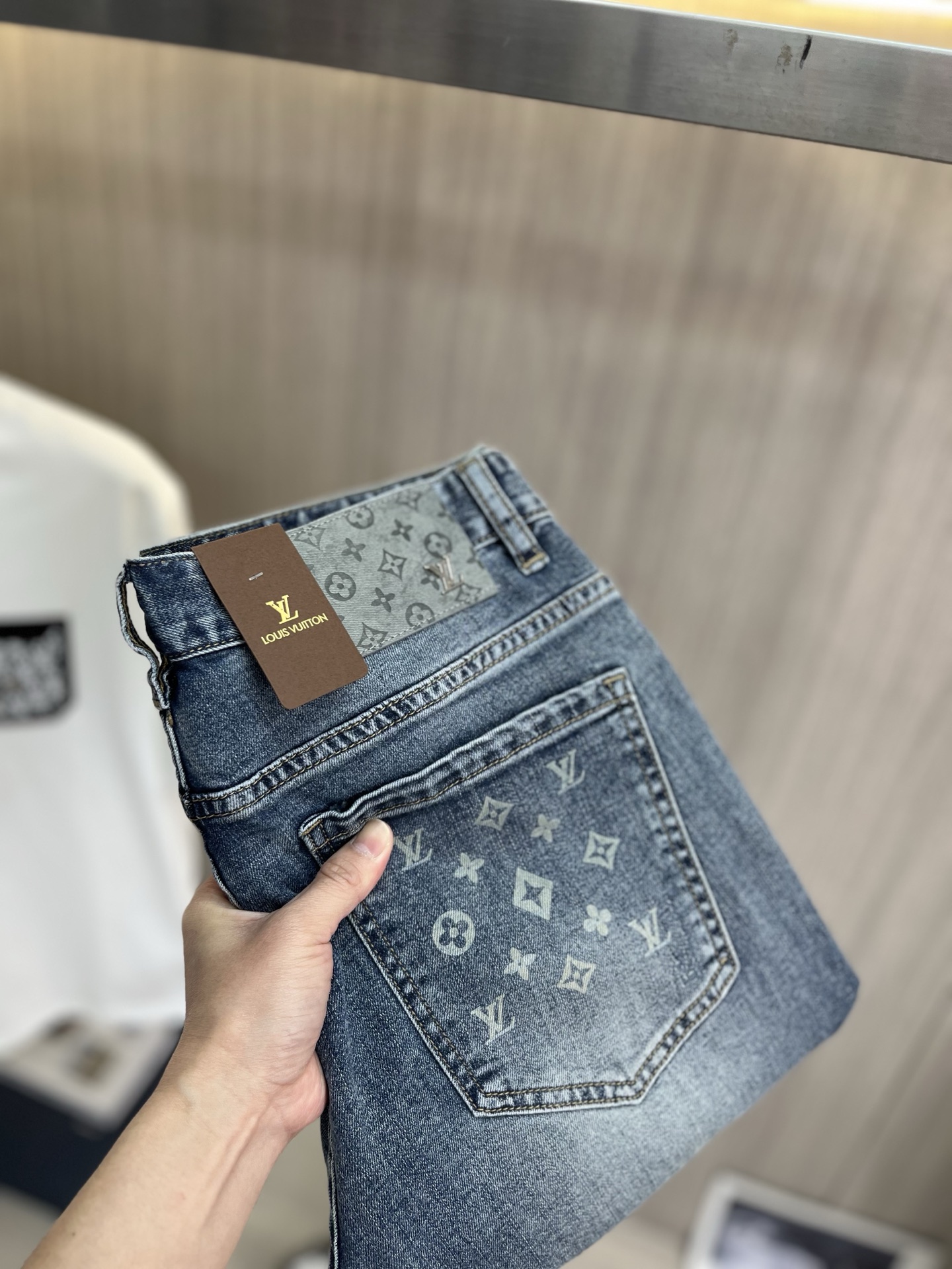NO:918134,LV Louis Vuitton's 2026 new men's jeans are made of good elasticity. Exclusively available on the official website. Fashionable and elegant. Designed with heavy craftsmanship. Using original color yeast washing process. Selected imported heavyweight denim denim fabric. Equipped with counter hardware decoration. Genuine leather label. Exquisite stitching. Big brand style. Worth having. Size 28-38, shipped next day,,louis vuitton,louis vuitton,jeans,19860909LV路易威登 2026新品男士牛仔裤 面料弹性好.独家发售 官网同步 时尚优雅 重工艺设计.采用原色酵母水洗工艺 精选进口重磅丹宁牛仔面料 配专柜五金装饰 真皮皮牌 精致车线 大牌风范 值得拥有.码数28-38,隔天出货,,louis vuitton,louis vuitton,jeans,,Men's clothing