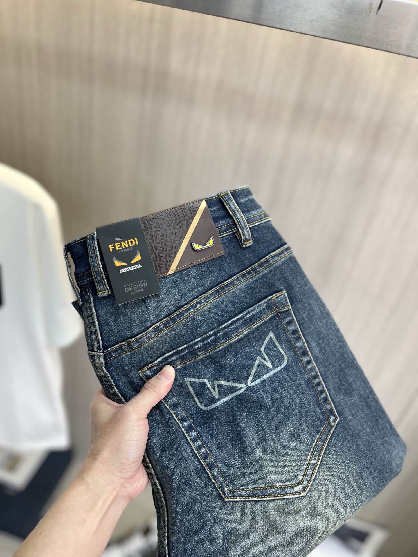 NO:918140,FENDI Fendi 2026 new men's jeans. The fabric has good elasticity. Exclusively sold on the official website. Fashionable and elegant. Heavy craftsmanship design. Using original color yeast washing process. Selected imported heavy denim denim fabric. Equipped with counter hardware decoration. Genuine leather label. Exquisite stitching. Big brand style. Worth owning. Size 28-38, shipped next day,,fendi,fendi,jeans,19860909FENDI芬迪 2026新品男士牛仔裤 面料弹性好.独家发售 官网同步 时尚优雅 重工艺设计.采用原色酵母水洗工艺 精选进口重磅丹宁牛仔面料 配专柜五金装饰 真皮皮牌 精致车线 大牌风范 值得拥有.码数28-38,隔天出货,,fendi,fendi,jeans,,Men's clothing