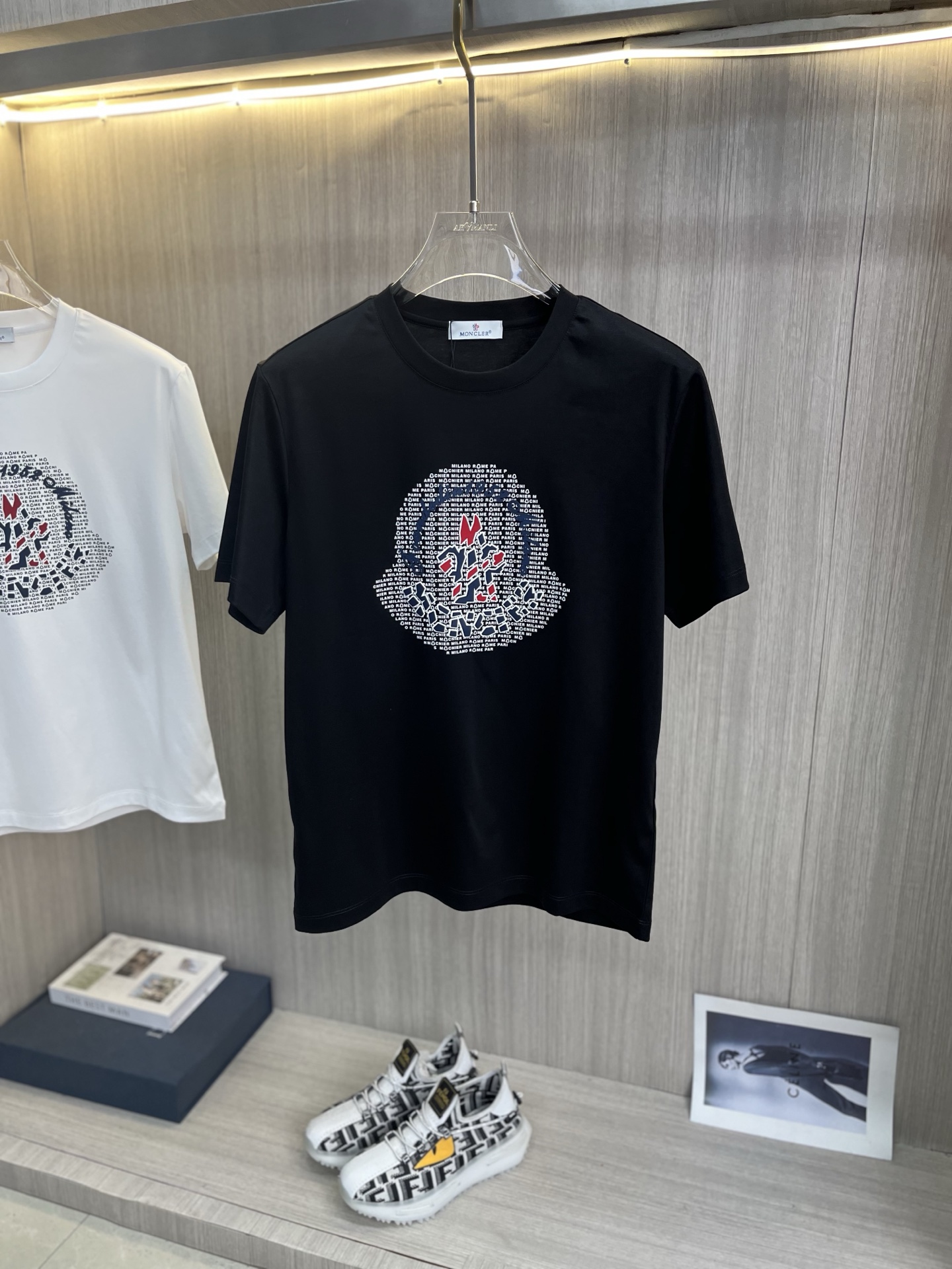 NO:855609,Price adjustment MONCLER 2026 spring and summer latest short-sleeved round neck T-shirt, high-end customization, brand logo heavy craftsmanship design, high-end customization 100% cotton top mercerized fabric. Soft feel. Comfortable to wear. Counter-level exquisite stitching. Fine workmanship. Excellent upper body effect. Enjoy a quality life!  Size M-4XL,,Moncler,T-shirt,tees,t-shirt,19860909调价MONCLER蒙口 2026春夏最新款短袖圆领T恤 高端订制 品牌logo重工艺设计 高端定制百分百棉顶级丝光面料.手感柔软.穿着舒适.专柜级别精致车线.做工精细.上身效果极佳.尊享品质人生！码数M-4XL,,Moncler,T-shirt,tees，t-shirt,,Men's clothing