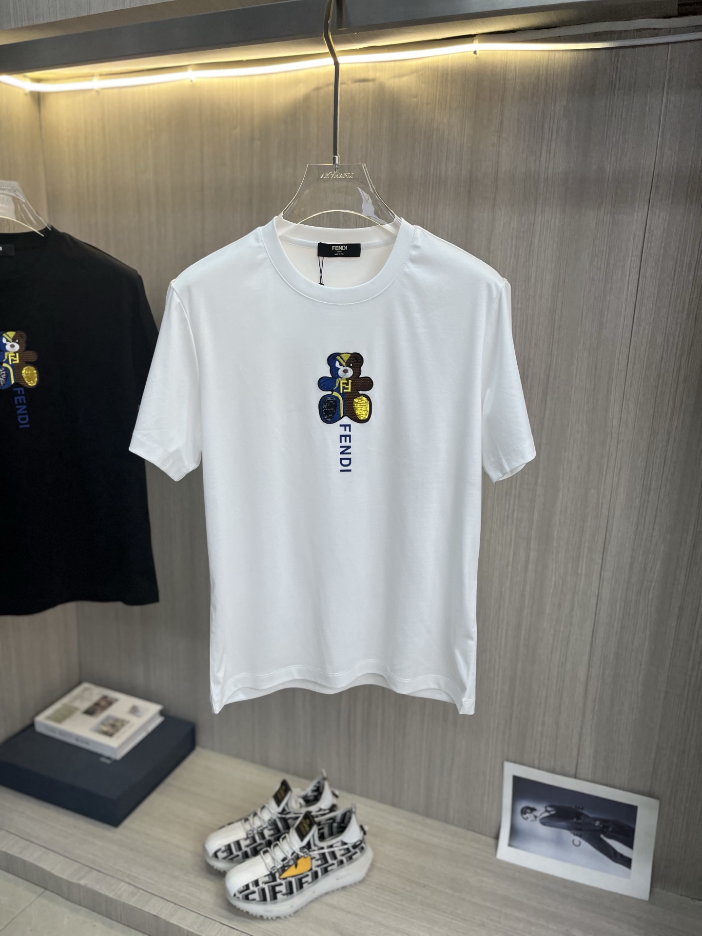 NO:855618,Price adjustment FENDI Fendi 2026 spring and summer latest short-sleeved round neck T-shirt, high-end customization, brand logo heavy craftsmanship design, high-end customization 100% cotton top mercerized fabric. Soft feel. Comfortable to wear. Counter-level exquisite stitching. Fine workmanship. Excellent upper body effect. Enjoy a quality life!  Size M-4XL,,fendi,fendi,T-shirt,tees,t-shirt,19860909调价FENDI芬迪 2026春夏最新款短袖圆领T恤 高端订制 品牌logo重工艺设计 高端定制百分百棉顶级丝光面料.手感柔软.穿着舒适.专柜级别精致车线.做工精细.上身效果极佳.尊享品质人生！码数M-4XL,,fendi,fendi,T-shirt,tees，t-shirt,,Men's clothing