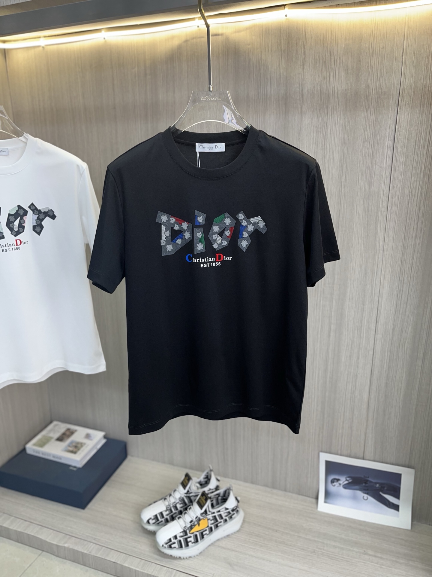 NO:855541,Price adjustment DIOR Dior's latest 2026 spring and summer short-sleeved round neck T-shirt. High-end customization. Brand logo and heavy craftsmanship design. High-end customization of 100% cotton top mercerized fabric. Soft to the touch. Comfortable to wear. Exquisite stitching at the counter level. Fine workmanship. Excellent upper body effect. Enjoy a quality life!  Size M-4XL,,dior,dior,T-shirt,tees,t-shirt,19860909调价DIOR迪奥 2026春夏最新款短袖圆领T恤 高端订制 品牌logo重工艺设计 高端定制百分百棉顶级丝光面料.手感柔软.穿着舒适.专柜级别精致车线.做工精细.上身效果极佳.尊享品质人生！码数M-4XL,,dior,dior,T-shirt,tees，t-shirt,,Men's clothing