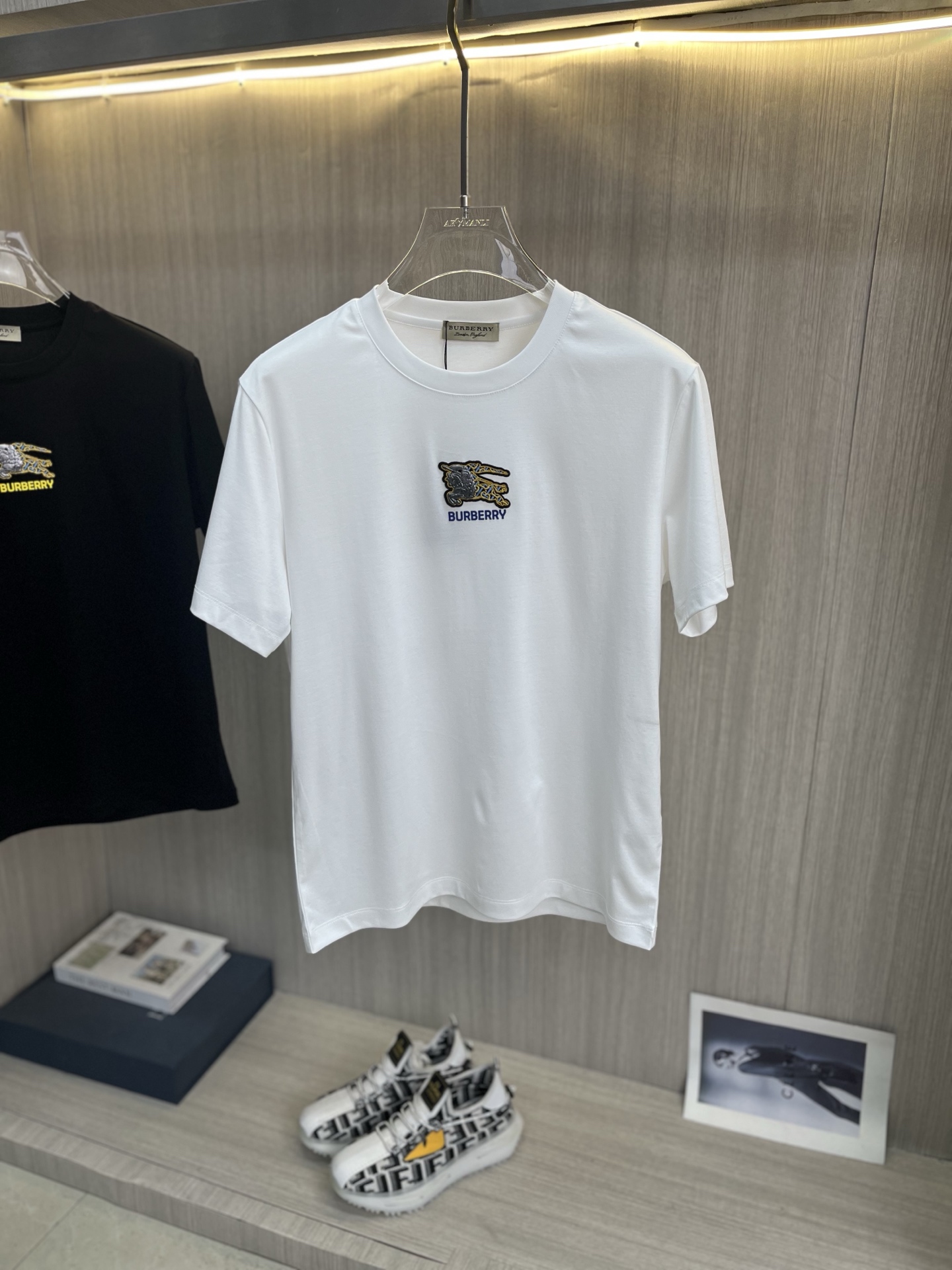 NO:855549,Price adjustment BURBERRY 2026 spring and summer latest short-sleeved round neck T-shirt, high-end customization, brand logo heavy craftsmanship design, high-end customization 100% cotton top mercerized fabric. Soft feel. Comfortable to wear. Counter-level exquisite stitching. Fine workmanship. Excellent upper body effect. Enjoy a quality life!  Size M-4XL,,burberry,burberry,T-shirt,tees,t-shirt,19860909调价BURBERRY巴宝莉 2026春夏最新款短袖圆领T恤 高端订制 品牌logo重工艺设计 高端定制百分百棉顶级丝光面料.手感柔软.穿着舒适.专柜级别精致车线.做工精细.上身效果极佳.尊享品质人生！码数M-4XL,,burberry,burberry,T-shirt,tees，t-shirt,,Men's clothing