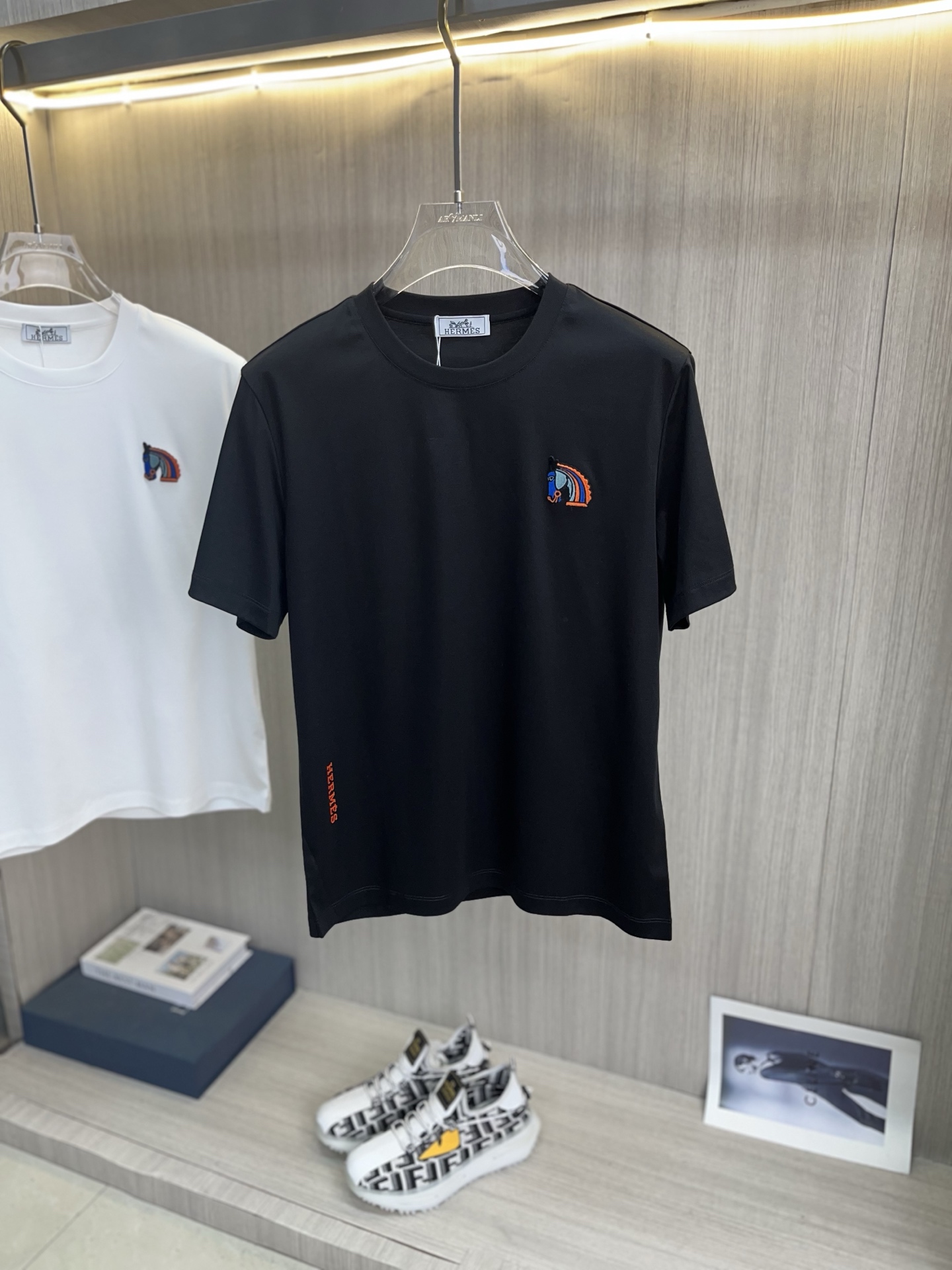 NO:855557,Price adjustment HERMES 2026 spring and summer latest short-sleeved round neck T-shirt, high-end customization, brand logo heavy craftsmanship design, high-end customization 100% cotton top mercerized fabric. Soft feel. Comfortable to wear. Counter-level exquisite stitching. Fine workmanship. Excellent upper body effect. Enjoy a quality life!  Size M-4XL,,hermes,hermes,T-shirt,tees,t-shirt,19860909调价HERMES爱马仕 2026春夏最新款短袖圆领T恤 高端订制 品牌logo重工艺设计 高端定制百分百棉顶级丝光面料.手感柔软.穿着舒适.专柜级别精致车线.做工精细.上身效果极佳.尊享品质人生！码数M-4XL,,hermes,hermes,T-shirt,tees，t-shirt,,Men's clothing