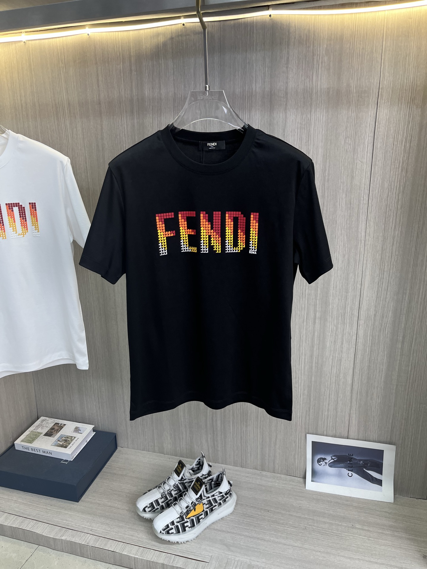 NO:855565,Price adjustment FENDI Fendi 2026 spring and summer latest short-sleeved round neck T-shirt, high-end customization, brand logo heavy craftsmanship design, high-end customization 100% cotton top mercerized fabric. Soft feel. Comfortable to wear. Counter-level exquisite stitching. Fine workmanship. Excellent upper body effect. Enjoy a quality life!  Size M-4XL,,fendi,fendi,T-shirt,tees,t-shirt,19860909调价FENDI芬迪 2026春夏最新款短袖圆领T恤 高端订制 品牌logo重工艺设计 高端定制百分百棉顶级丝光面料.手感柔软.穿着舒适.专柜级别精致车线.做工精细.上身效果极佳.尊享品质人生！码数M-4XL,,fendi,fendi,T-shirt,tees，t-shirt,,Men's clothing
