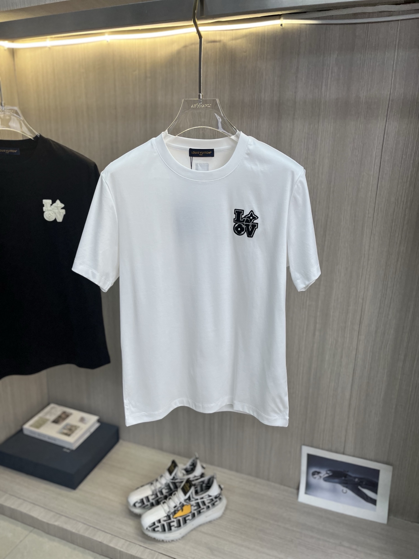 NO:855572,Price adjustment LV Louis Vuitton 2026 spring and summer latest short-sleeved round neck T-shirt, high-end customization, brand logo heavy craftsmanship design, high-end customization 100% cotton top mercerized fabric. Soft feel. Comfortable to wear. Counter-level exquisite stitching. Fine workmanship. Excellent upper body effect. Enjoy a quality life!  Size M-4XL,,louis vuitton,louis vuitton,T-shirt,tees,t-shirt,19860909调价LV路易威登 2026春夏最新款短袖圆领T恤 高端订制 品牌logo重工艺设计 高端定制百分百棉顶级丝光面料.手感柔软.穿着舒适.专柜级别精致车线.做工精细.上身效果极佳.尊享品质人生！码数M-4XL,,louis vuitton,louis vuitton,T-shirt,tees，t-shirt,,Men's clothing