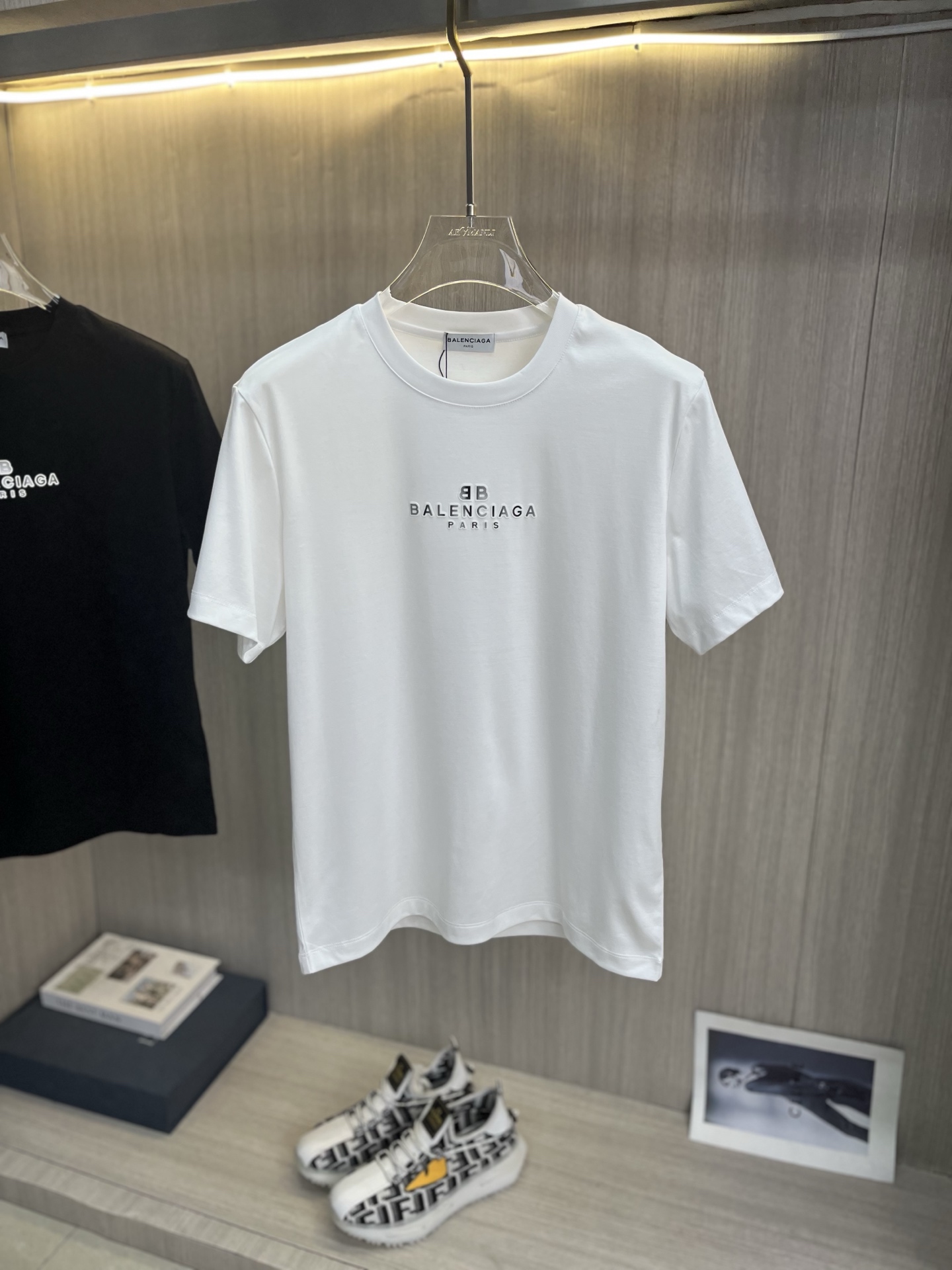 NO:855581,Price adjustment BALENCIAGA 2026 spring and summer latest short-sleeved round neck T-shirt, high-end customization, brand logo heavy craftsmanship design, high-end customization 100% cotton top mercerized fabric. Soft feel. Comfortable to wear. Exquisite counter-level stitching. Fine workmanship. Excellent upper body effect. Enjoy a quality life!  Size M-4XL,,balenciaga,balenciaga,T-shirt,tees,t-shirt,19860909调价BALENCIAGA巴黎世家 2026春夏最新款短袖圆领T恤 高端订制 品牌logo重工艺设计 高端定制百分百棉顶级丝光面料.手感柔软.穿着舒适.专柜级别精致车线.做工精细.上身效果极佳.尊享品质人生！码数M-4XL,,balenciaga,balenciaga,T-shirt,tees，t-shirt,,Men's clothing