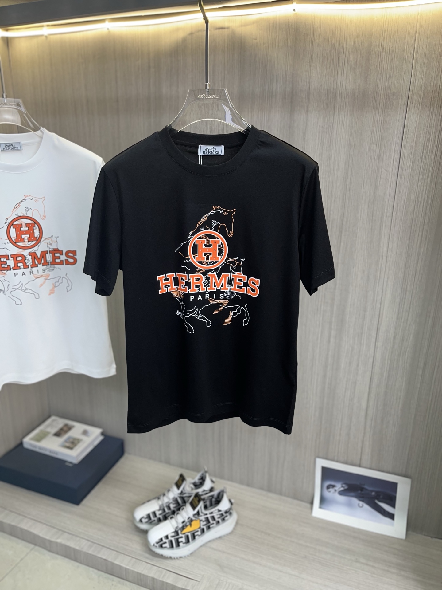 NO:855591,Price adjustment HERMES 2026 spring and summer latest short-sleeved round neck T-shirt, high-end customization, brand logo heavy craftsmanship design, high-end customization 100% cotton top mercerized fabric. Soft feel. Comfortable to wear. Counter-level exquisite stitching. Fine workmanship. Excellent upper body effect. Enjoy a quality life!  Size M-4XL,,hermes,hermes,T-shirt,tees,t-shirt,19860909调价HERMES爱马仕 2026春夏最新款短袖圆领T恤 高端订制 品牌logo重工艺设计 高端定制百分百棉顶级丝光面料.手感柔软.穿着舒适.专柜级别精致车线.做工精细.上身效果极佳.尊享品质人生！码数M-4XL,,hermes,hermes,T-shirt,tees，t-shirt,,Men's clothing