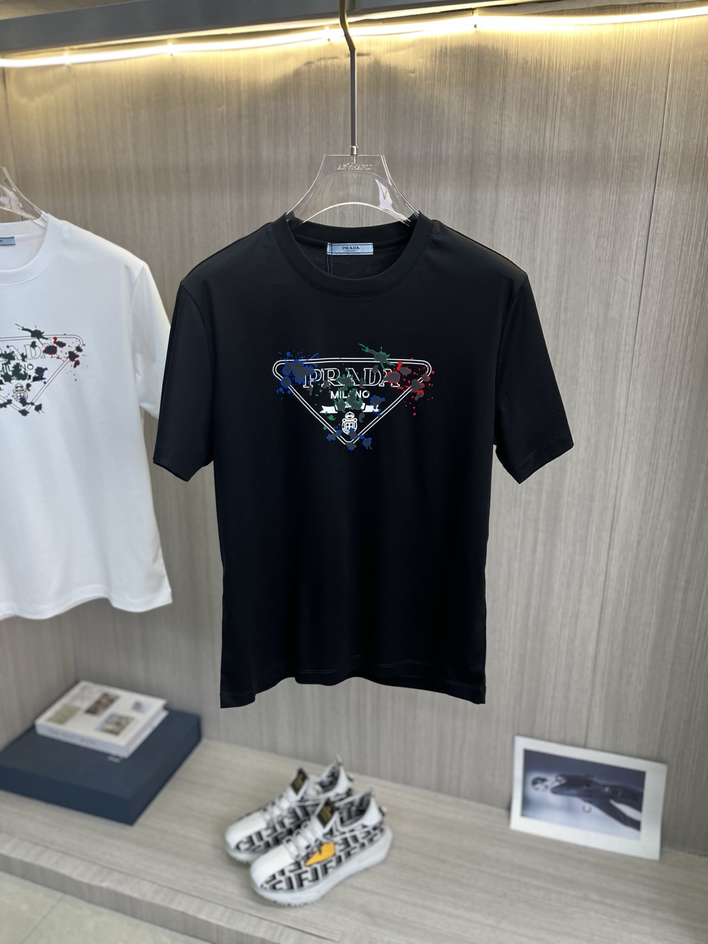 NO:855601,Price adjustment PRADA 2026 spring and summer latest short-sleeved round neck T-shirt. High-end customization. Brand logo and heavy craftsmanship design. High-end customization of 100% cotton top mercerized fabric. Soft to the touch. Comfortable to wear. Exquisite counter-level stitching. Fine workmanship. Excellent upper body effect. Enjoy a quality life!  Size M-4XL,,prada,prada,T-shirt,tees,t-shirt,19860909调价PRADA普拉达 2026春夏最新款短袖圆领T恤 高端订制 品牌logo重工艺设计 高端定制百分百棉顶级丝光面料.手感柔软.穿着舒适.专柜级别精致车线.做工精细.上身效果极佳.尊享品质人生！码数M-4XL,,prada,prada,T-shirt,tees，t-shirt,,Men's clothing
