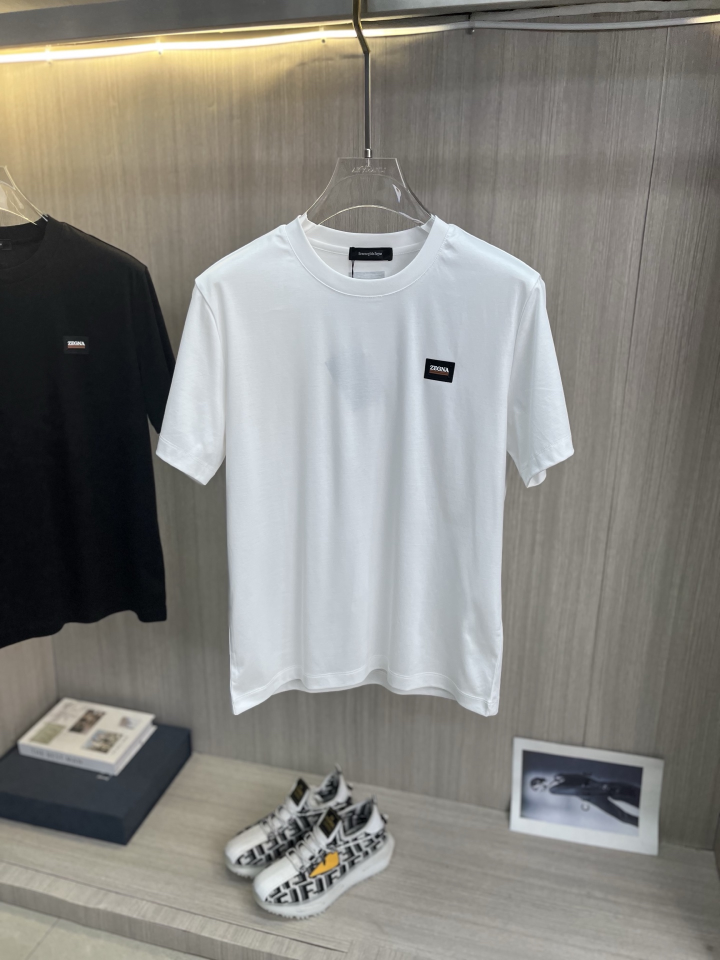 NO:855610,Price adjustment ZEGNA Zegna 2026 spring and summer latest short-sleeved round neck T-shirt. High-end customization. Brand logo and heavy craftsmanship design. High-end customization of 100% cotton top mercerized fabric. Soft to the touch. Comfortable to wear. Exquisite sewing at counter level. Fine workmanship. Excellent upper body effect. Enjoy a quality life!  Size M-4XL,,zegna,T-shirt,tees,t-shirt,19860909调价ZEGNA杰尼亚 2026春夏最新款短袖圆领T恤 高端订制 品牌logo重工艺设计 高端定制百分百棉顶级丝光面料.手感柔软.穿着舒适.专柜级别精致车线.做工精细.上身效果极佳.尊享品质人生！码数M-4XL,,zegna,T-shirt,tees，t-shirt,,Men's clothing
