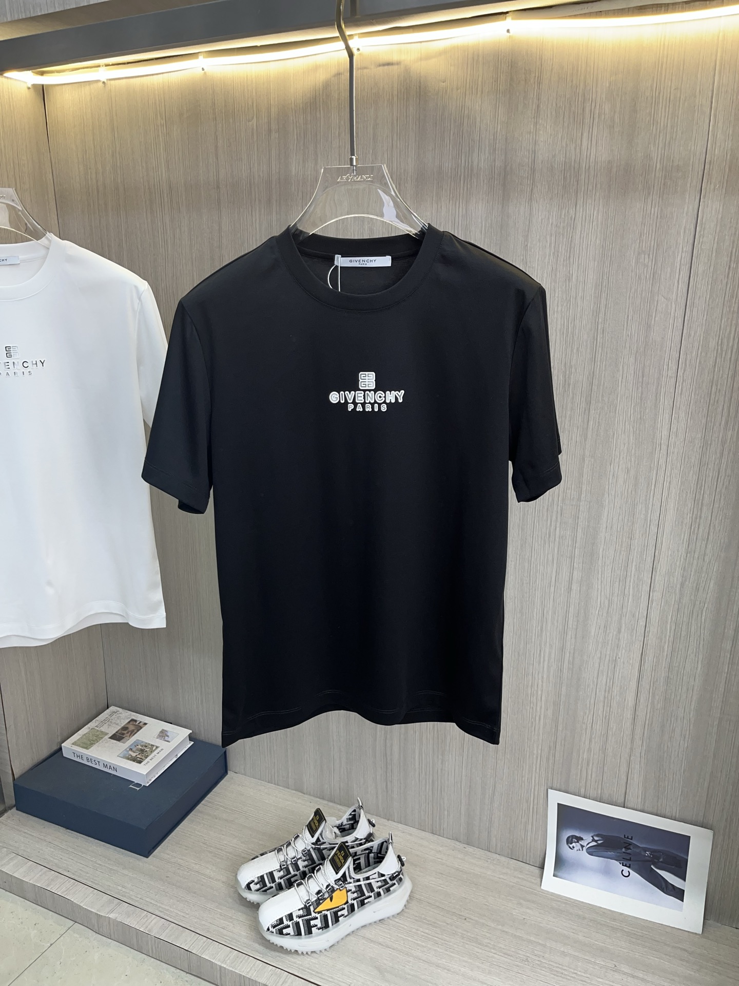 NO:855619,Price adjustment GIVENCHY 2026 spring and summer latest short-sleeved round neck T-shirt, high-end customization, brand logo heavy craftsmanship design, high-end customization 100% cotton top mercerized fabric. Soft feel. Comfortable to wear. Counter-level exquisite stitching. Fine workmanship. Excellent upper body effect. Enjoy a quality life!  Size M-4XL,,givenchy,givenchy,T-shirt,tees,t-shirt,19860909调价GIVENCHY纪梵希 2026春夏最新款短袖圆领T恤 高端订制 品牌logo重工艺设计 高端定制百分百棉顶级丝光面料.手感柔软.穿着舒适.专柜级别精致车线.做工精细.上身效果极佳.尊享品质人生！码数M-4XL,,givenchy,givenchy,T-shirt,tees，t-shirt,,Men's clothing