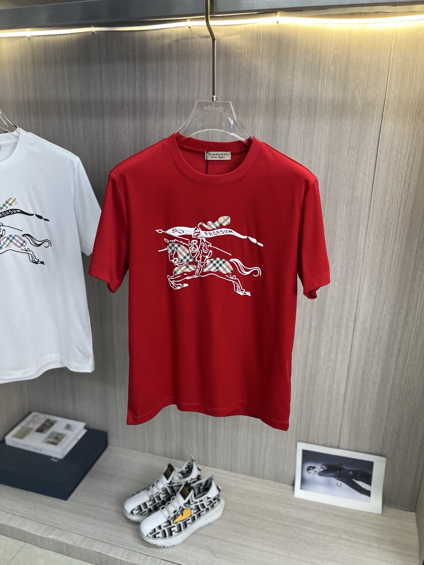 NO:855627,Price adjustment BURBERRY 2026 spring and summer latest short-sleeved round neck T-shirt, high-end customization, brand logo heavy craftsmanship design, high-end customization 100% cotton top mercerized fabric. Soft feel. Comfortable to wear. Counter-level exquisite stitching. Fine workmanship. Excellent upper body effect. Enjoy a quality life!  Size M-4XL,,burberry,burberry,T-shirt,tees,t-shirt,19860909调价BURBERRY巴宝莉 2026春夏最新款短袖圆领T恤 高端订制 品牌logo重工艺设计 高端定制百分百棉顶级丝光面料.手感柔软.穿着舒适.专柜级别精致车线.做工精细.上身效果极佳.尊享品质人生！码数M-4XL,,burberry,burberry,T-shirt,tees，t-shirt,,Men's clothing