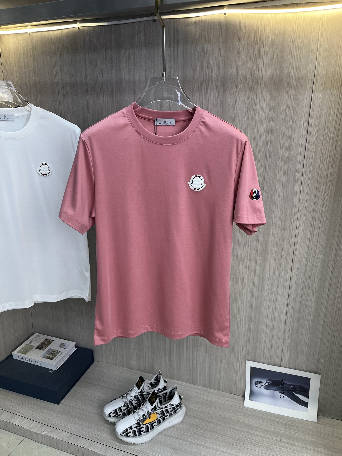 NO:855636,Price adjustment MONCLER 2026 spring and summer latest short-sleeved round neck T-shirt, high-end customization, brand logo heavy craftsmanship design, high-end customization 100% cotton top mercerized fabric. Soft feel. Comfortable to wear. Counter-level exquisite stitching. Fine workmanship. Excellent upper body effect. Enjoy a quality life!  Size M-4XL,,Moncler,T-shirt,tees,t-shirt,19860909调价MONCLER蒙口 2026春夏最新款短袖圆领T恤 高端订制 品牌logo重工艺设计 高端定制百分百棉顶级丝光面料.手感柔软.穿着舒适.专柜级别精致车线.做工精细.上身效果极佳.尊享品质人生！码数M-4XL,,Moncler,T-shirt,tees，t-shirt,,Men's clothing
