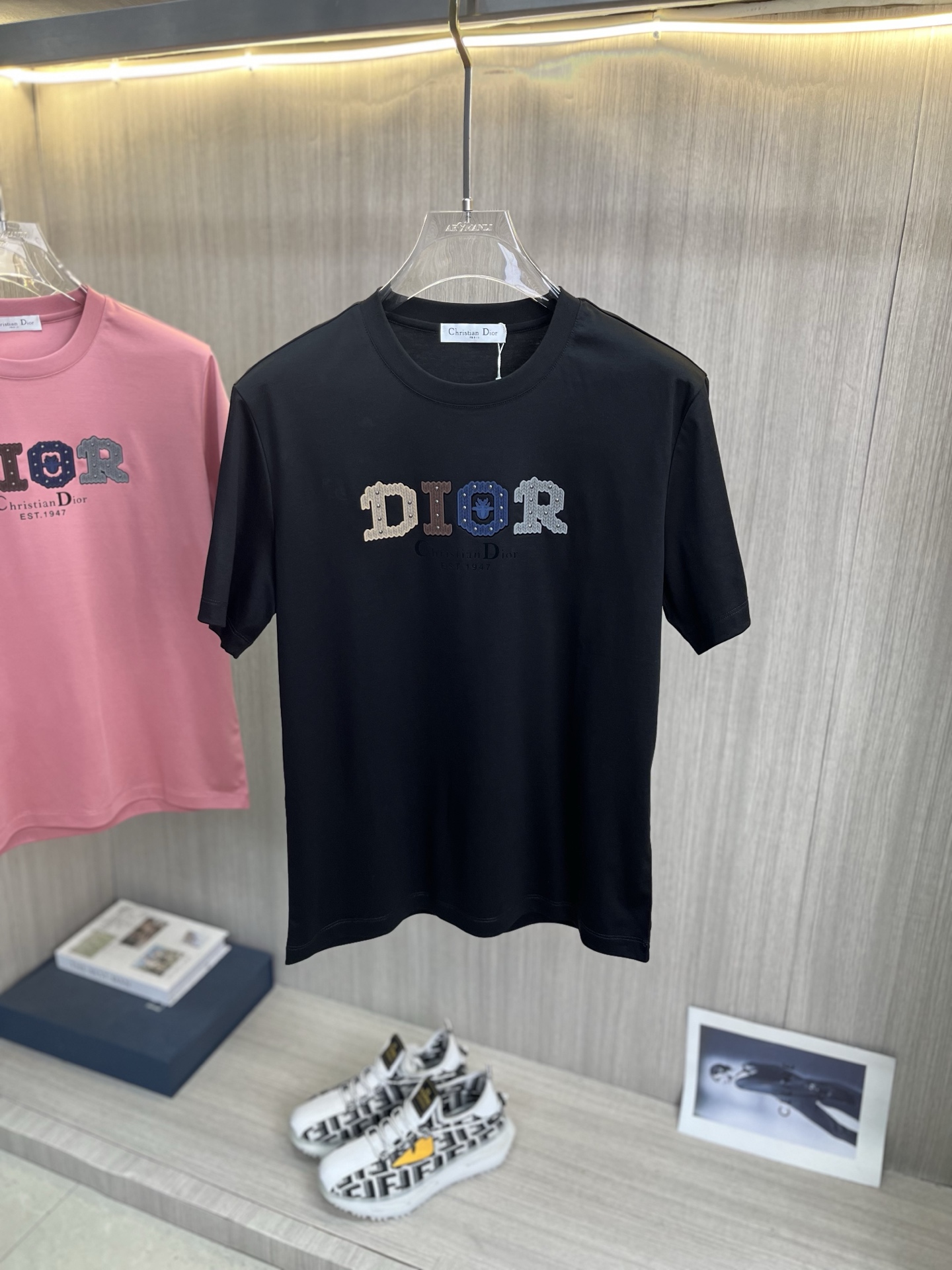 NO:855644,Price adjustment DIOR Dior's latest 2026 spring and summer short-sleeved round neck T-shirt. High-end customization. Brand logo and heavy craftsmanship design. High-end customization of 100% cotton top mercerized fabric. Soft to the touch. Comfortable to wear. Exquisite stitching at the counter level. Fine workmanship. Excellent upper body effect. Enjoy a quality life!  Size M-4XL,,dior,dior,T-shirt,tees,t-shirt,19860909调价DIOR迪奥 2026春夏最新款短袖圆领T恤 高端订制 品牌logo重工艺设计 高端定制百分百棉顶级丝光面料.手感柔软.穿着舒适.专柜级别精致车线.做工精细.上身效果极佳.尊享品质人生！码数M-4XL,,dior,dior,T-shirt,tees，t-shirt,,Men's clothing