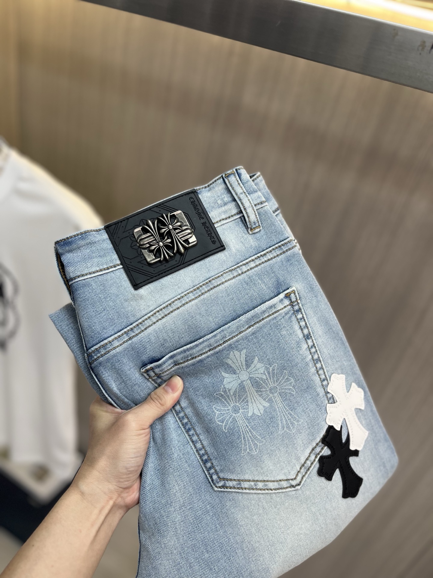 NO:937140,CH Chrome Hearts 2026 new men's jeans. The fabric is very elastic. Exclusively available on the official website. Fashionable and elegant. Heavy craftsmanship design. Uses original color yeast washing process. Selected imported heavyweight denim denim fabric. Equipped with counter hardware decoration. Genuine leather label. Exquisite stitching. Big brand style. Worth owning. Code number 28-38, shipped next day,,chrome hearts,jeans,19860909CH克罗心 2026新品男士牛仔裤 面料弹性好.独家发售 官网同步 时尚优雅 重工艺设计.采用原色酵母水洗工艺 精选进口重磅丹宁牛仔面料 配专柜五金装饰 真皮皮牌 精致车线 大牌风范 值得拥有.码数28-38,隔天出货,,chrome hearts,jeans,,Men's clothing
