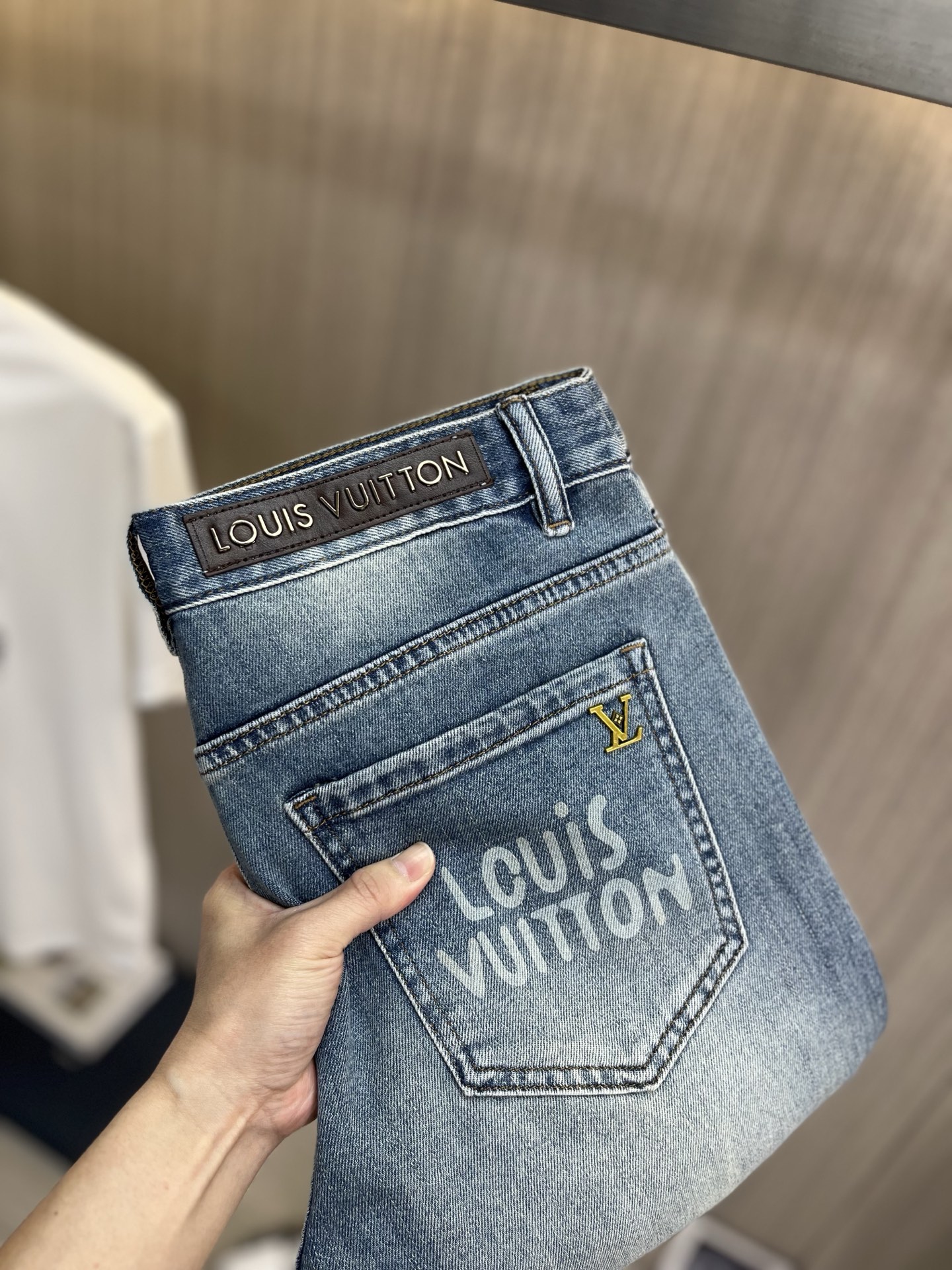 NO:937137,LV Louis Vuitton's 2026 new men's jeans have good fabric elasticity. Exclusively available on the official website. Fashionable and elegant. Heavy craftsmanship design. Using original color yeast washing process. Selected imported heavy denim denim fabric. Equipped with counter hardware decoration. Genuine leather label. Exquisite stitching. Big brand style. Worth owning. Size 28-38, shipped next day,,louis vuitton,louis vuitton,jeans,19860909LV路易威登 2026新品男士牛仔裤 面料弹性好.独家发售 官网同步 时尚优雅 重工艺设计.采用原色酵母水洗工艺 精选进口重磅丹宁牛仔面料 配专柜五金装饰 真皮皮牌 精致车线 大牌风范 值得拥有.码数28-38,隔天出货,,louis vuitton,louis vuitton,jeans,,Men's clothing