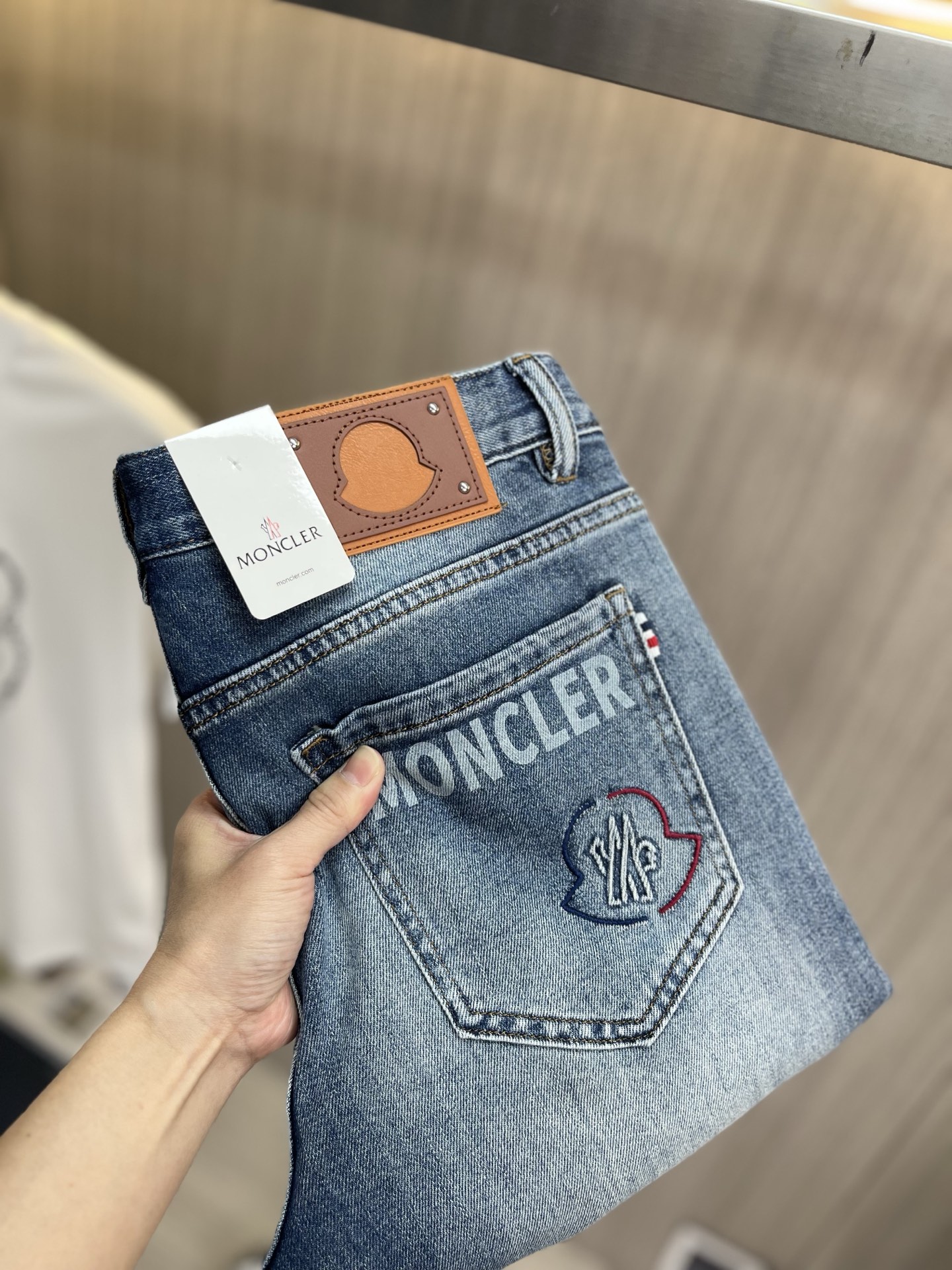 NO:937131,MONCLER 2026 new men's jeans with good elasticity. Exclusively sold on the official website. Fashionable and elegant. Heavy craftsmanship design. Using original color yeast washing process. Selected imported heavy denim denim fabric. Equipped with counter hardware decoration. Genuine leather label. Exquisite stitching. Big brand style. Worth owning. Size 28-38, shipped next day, Moncler, jeans,19860909MONCLER蒙口 2026新品男士牛仔裤 面料弹性好.独家发售 官网同步 时尚优雅 重工艺设计.采用原色酵母水洗工艺 精选进口重磅丹宁牛仔面料 配专柜五金装饰 真皮皮牌 精致车线 大牌风范 值得拥有.码数28-38,隔天出货,,Moncler,jeans,,Men's clothing