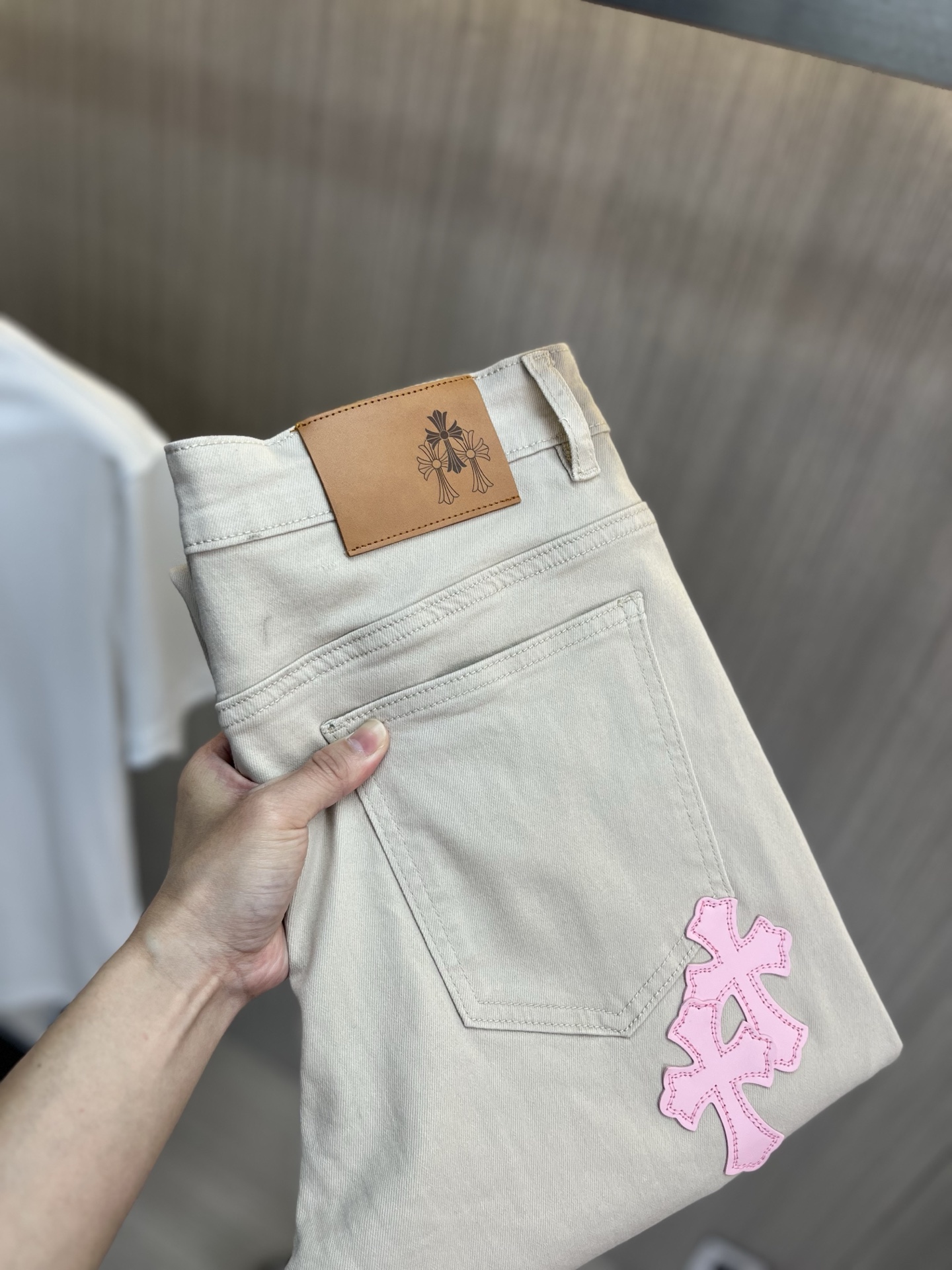 NO:910688,CH Chrome Hearts 2026 new men's jeans. The fabric is very elastic. Exclusively available on the official website. Fashionable and elegant. Heavy craftsmanship design. Uses original color yeast washing process. Selected imported heavyweight denim denim fabric. Equipped with counter hardware decoration. Genuine leather label. Exquisite stitching. Big brand style. Worth owning. Code number 28-38, shipped next day,,chrome hearts,jeans,19860909CH克罗心 2026新品男士牛仔裤 面料弹性好.独家发售 官网同步 时尚优雅 重工艺设计.采用原色酵母水洗工艺 精选进口重磅丹宁牛仔面料 配专柜五金装饰 真皮皮牌 精致车线 大牌风范 值得拥有.码数28-38,隔天出货,,chrome hearts,jeans,,Men's clothing