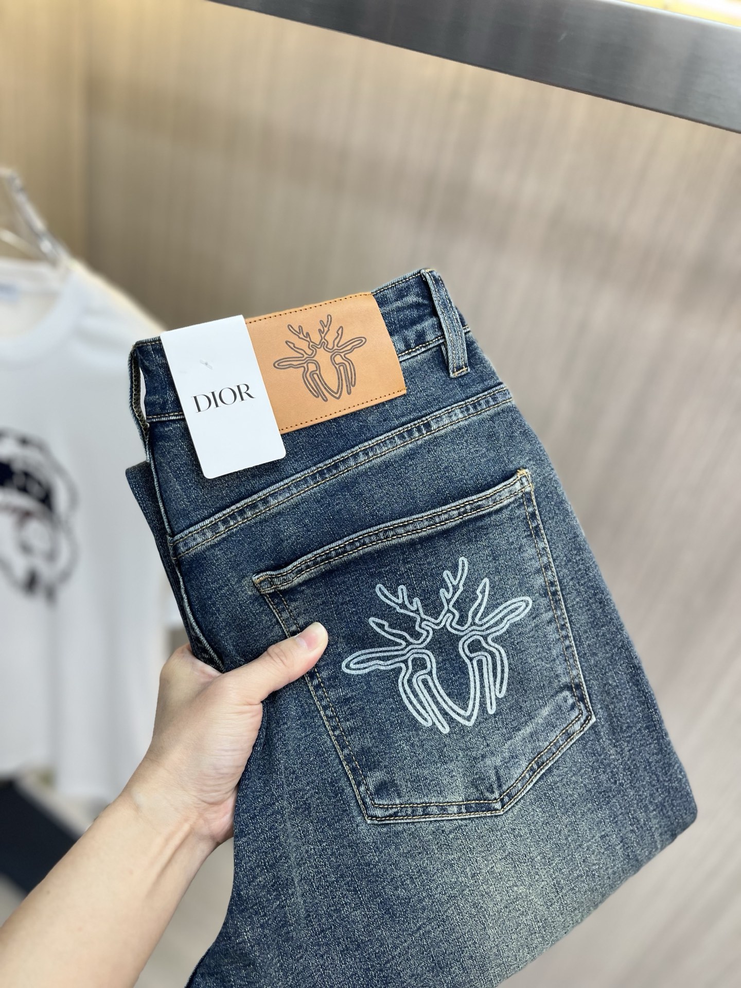 NO:937157,DIOR Dior's 2026 new men's jeans are made of good elasticity. Exclusively available on the official website. Fashionable and elegant. Heavy craftsmanship design. Using original color yeast washing process. Selected imported heavy denim denim fabric. Equipped with counter hardware decoration. Genuine leather label. Exquisite stitching. Big brand style. Worth owning. Size 28-38, shipped next day, dior, dior, jeans,19860909DIOR迪奥 2026新品男士牛仔裤 面料弹性好.独家发售 官网同步 时尚优雅 重工艺设计.采用原色酵母水洗工艺 精选进口重磅丹宁牛仔面料 配专柜五金装饰 真皮皮牌 精致车线 大牌风范 值得拥有.码数28-38,隔天出货,,dior,dior,jeans,,Men's clothing