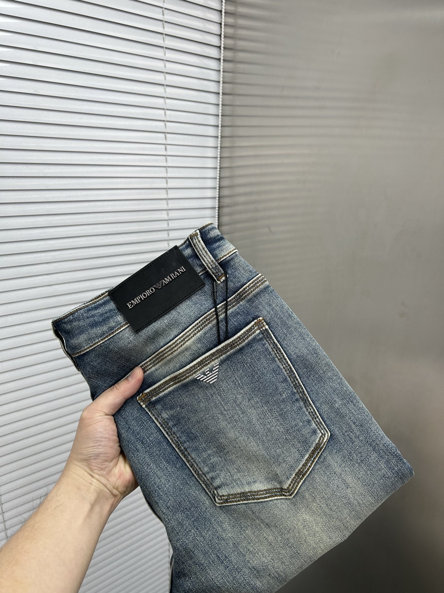 NO:839107,ARMANI Armani 2026 spring and summer new men's jeans. Selected imported denim denim fabrics. Heavy-duty environmentally friendly washing. Soft feel and wear resistance. Small straight version. Micro-elasticity makes you slim and slim. Perfect details. High-quality hardware and accessories. Fine workmanship. Unparalleled. Code number 28-38. Shipped next day. Armani, armani, jeans,19860909ARMANI阿玛尼 2026春夏新款男士牛仔裤 精选进口丹宁牛仔面料 重工环保洗水 手感柔和 兼备耐磨性 版型小直筒 微弹力显瘦修身,细节完美,五金辅料精选高等品质,做工精细,绝非凡品,码数28-38,隔天出货,,armani,armani,jeans,,Men's clothing