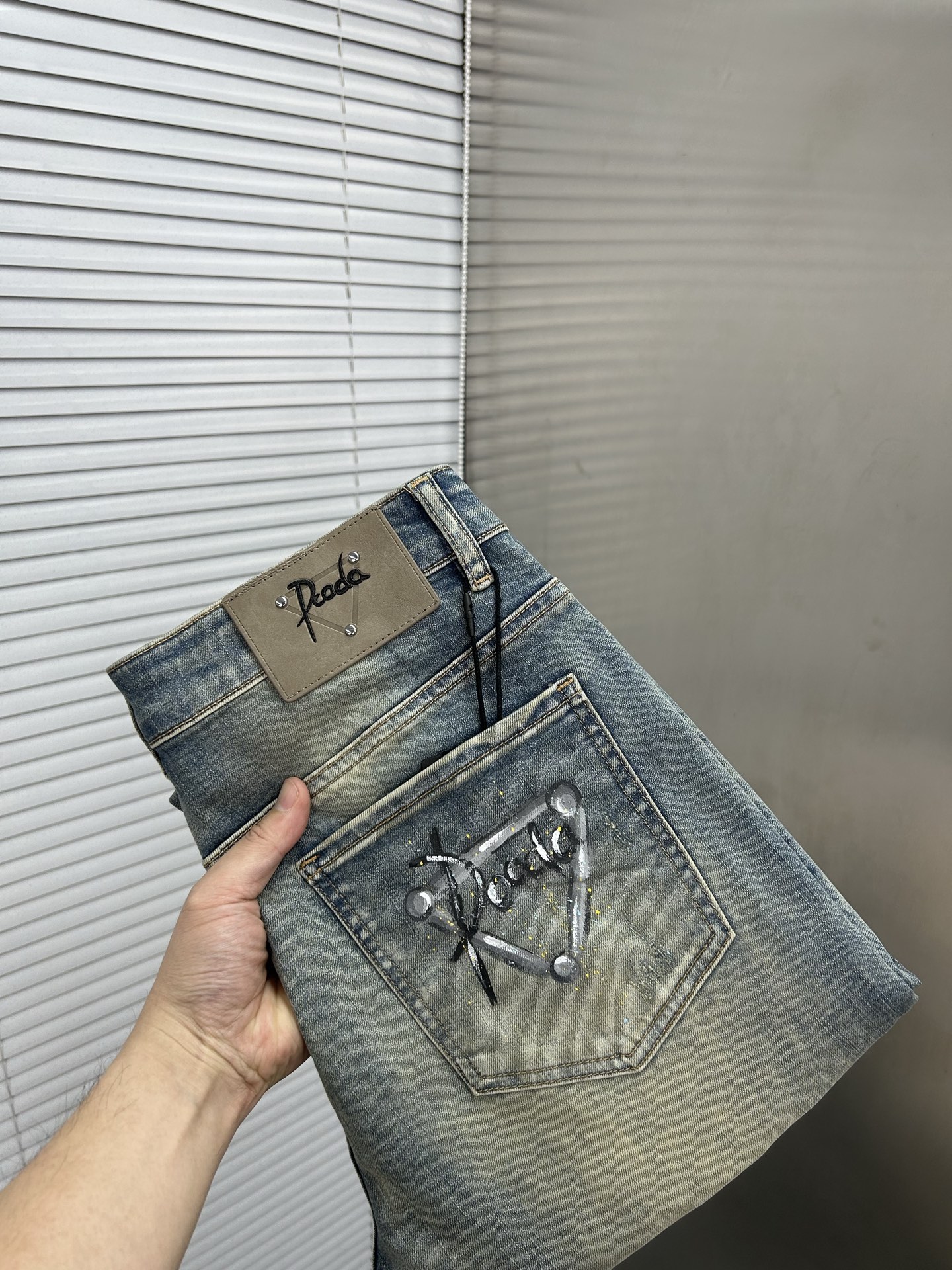 NO:839102,PRADA 2026 spring and summer new men's jeans. Selected imported denim denim fabric. Heavy-duty environmentally friendly washing. Soft feel and wear resistance. Small straight version. Micro-elasticity makes you slim and slim. Perfect details. High-quality hardware and accessories. Fine workmanship. Extraordinary. Code number 28-38. Shipped next day. Prada, prada, jeans,19860909PRADA普拉达 2026春夏新款男士牛仔裤 精选进口丹宁牛仔面料 重工环保洗水 手感柔和 兼备耐磨性 版型小直筒 微弹力显瘦修身,细节完美,五金辅料精选高等品质,做工精细,绝非凡品,码数28-38,隔天出货,,prada,prada,jeans,,Men's clothing