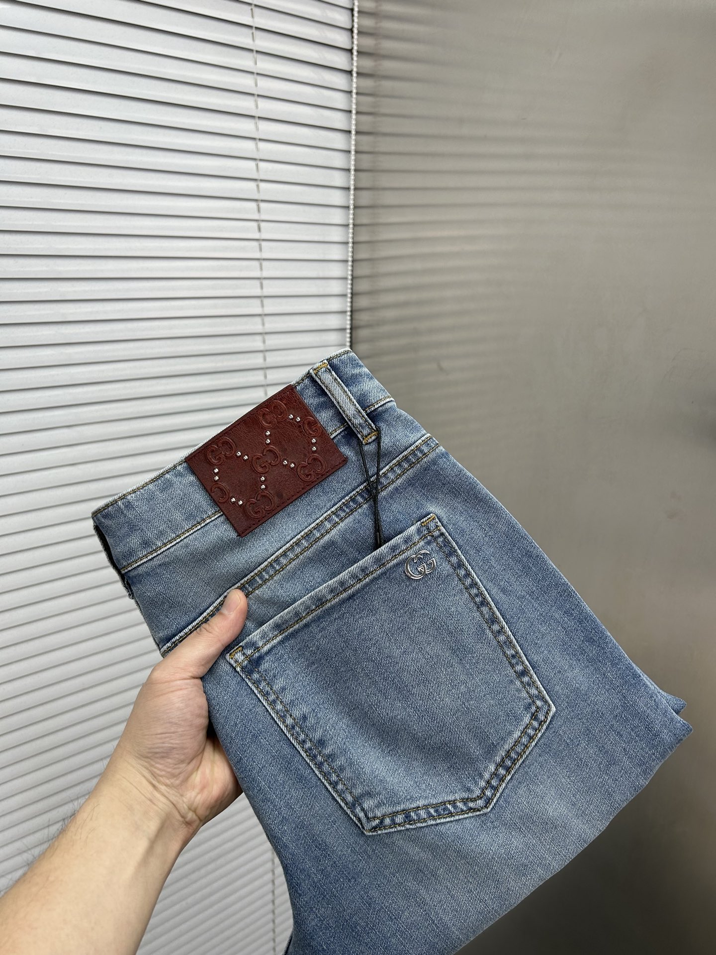 NO:835911,GUCCI Gucci 2026 spring and summer new men's jeans. Selected imported denim denim fabric. Heavy-duty environmentally friendly washing. Soft feel and wear resistance. Small straight version. Micro-elasticity makes you slim and slim. Perfect details. High-quality hardware and accessories. Fine workmanship. Unparalleled. Code number 28-38. Ships next day. Gucci Jeans.19860909GUCCI古奇 2026春夏新款男士牛仔裤 精选进口丹宁牛仔面料 重工环保洗水 手感柔和 兼备耐磨性 版型小直筒 微弹力显瘦修身,细节完美,五金辅料精选高等品质,做工精细,绝非凡品,码数28-38,隔天出货,,gucci,jeans,,Men's clothing
