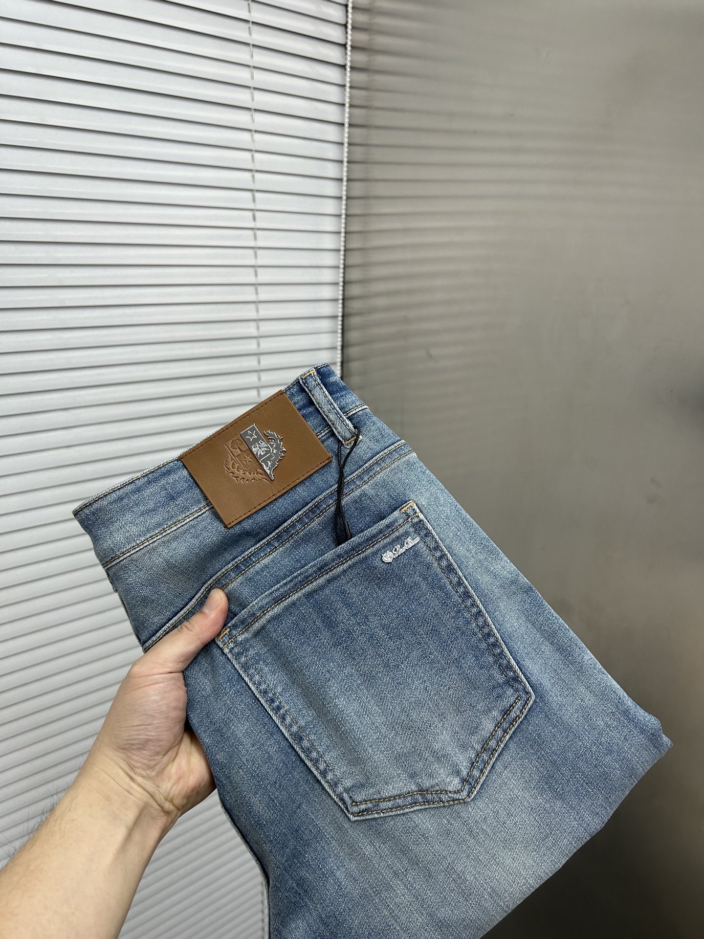 NO:835908,LP Noyo Piana 2026 spring and summer new men's jeans. Selected imported denim denim fabrics. Heavy industry and environmentally friendly washing. Soft feel and wear resistance. Small straight version. Slight elasticity makes you slim and slim. Perfect details. High-quality hardware and accessories. Fine workmanship. Unparalleled. Code number 28-38. Shipped next day. loro piana,jeans,19860909LP诺悠翩雅 2026春夏新款男士牛仔裤 精选进口丹宁牛仔面料 重工环保洗水 手感柔和 兼备耐磨性 版型小直筒 微弹力显瘦修身,细节完美,五金辅料精选高等品质,做工精细,绝非凡品,码数28-38,隔天出货,,loro piana,jeans,,Men's clothing