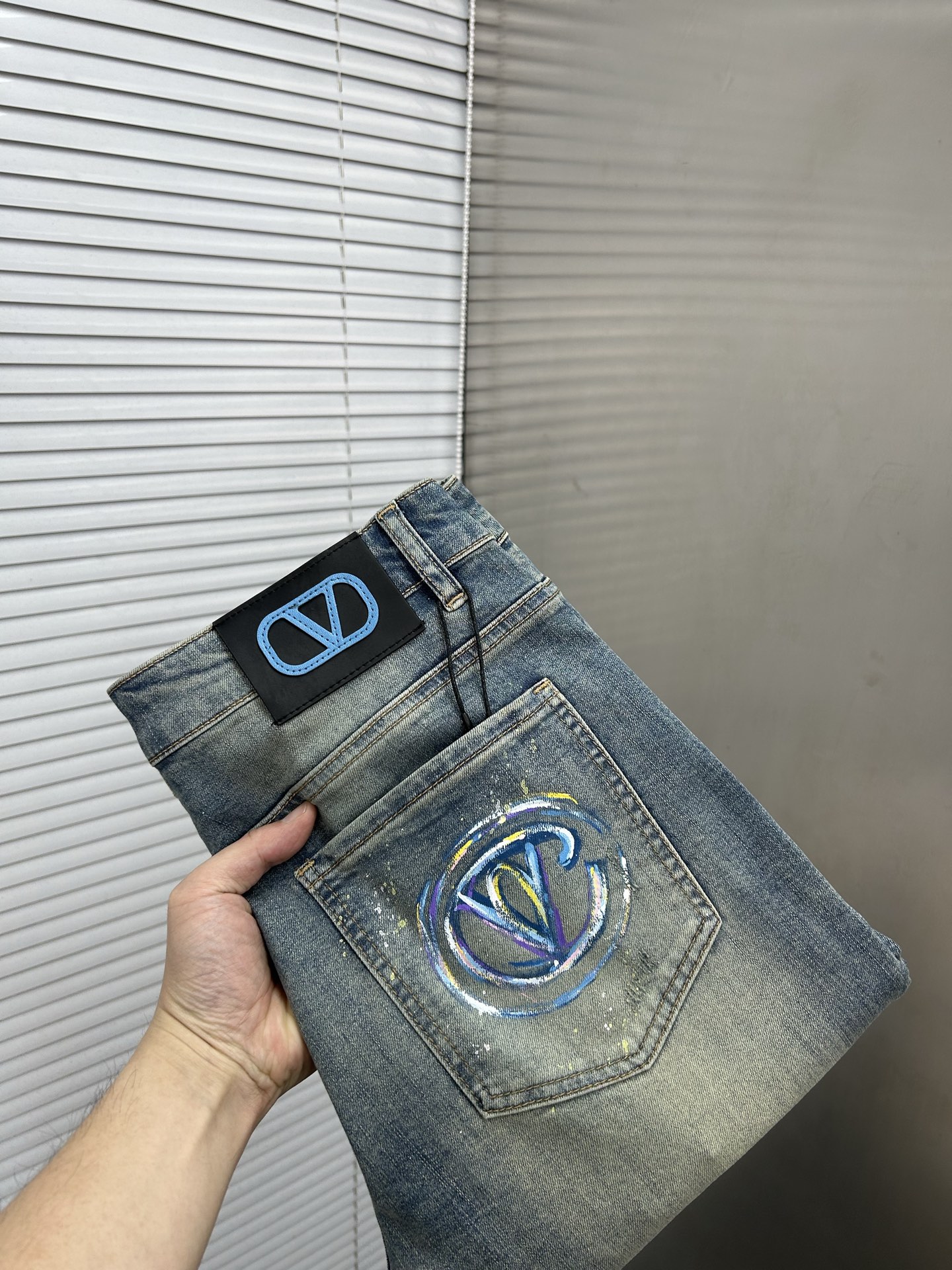 NO:835933,VALENTINO 2026 spring and summer new men's jeans. Selected imported denim denim fabric. Heavy-duty environmentally friendly washing. Soft feel and wear resistance. Small straight version. Micro-elasticity makes you slim and slim. Perfect details. High-quality hardware and accessories. Fine workmanship. Unparalleled. Code number 28-38. Shipped next day. valentino,valentino,jeans,19860909VALENTINO华伦天奴 2026春夏新款男士牛仔裤 精选进口丹宁牛仔面料 重工环保洗水 手感柔和 兼备耐磨性 版型小直筒 微弹力显瘦修身,细节完美,五金辅料精选高等品质,做工精细,绝非凡品,码数28-38,隔天出货,,valentino,valentino,jeans,,Men's clothing