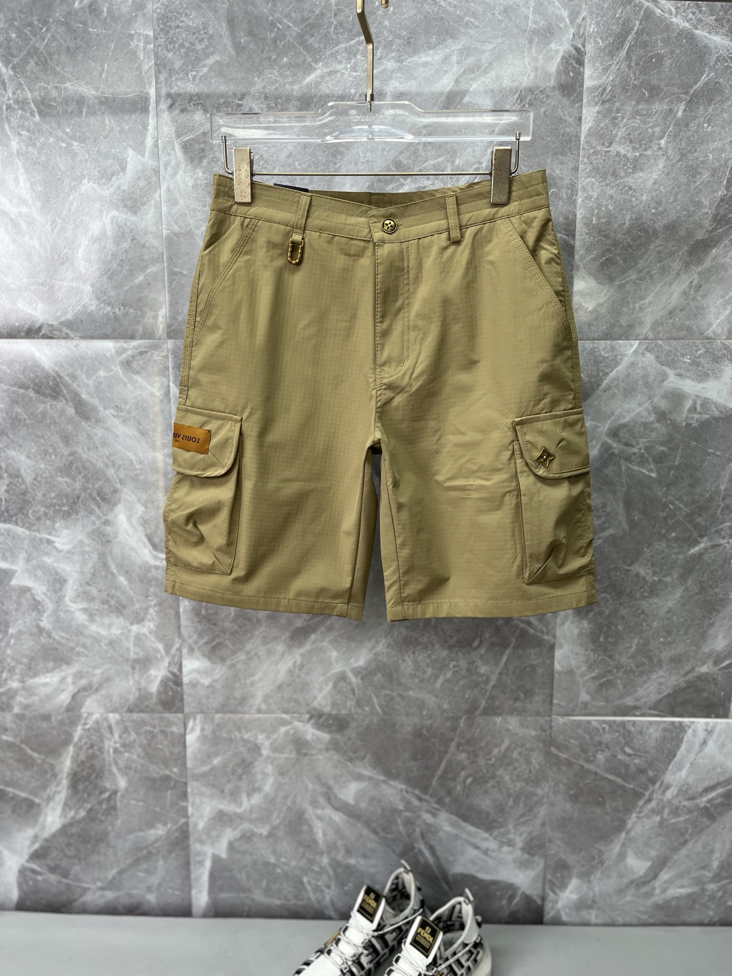 NO:871102,LV Louis Vuitton 26ss new summer men's casual work shorts, American retro [complete with three standards] advanced customized summer-specific technical quick-drying breathable fabric, high breathability and comfort, impeccable details, customized development of accessories, what you see is what you get, reflecting high quality. It feels delicate and soft!  Three-dimensional cutting, simple and fashionable, and the upper body shape is awesome!  Size M-3XL (shipped next day),,louis vuitton,louis vuitton,shorts,19860909LV路易威登 26ss夏季新款男士休闲工装短裤 美式复古【三标齐全】高级定制夏季专用科技速干透气面料 透气舒适度高,细节无可挑剔,辅料定制开发,所见即所得,体现高品质.手感细腻柔软！立体裁剪,简单时尚,上身版型超赞！码数M-3XL（隔天出货）,,louis vuitton,louis vuitton,shorts,,Men's clothing