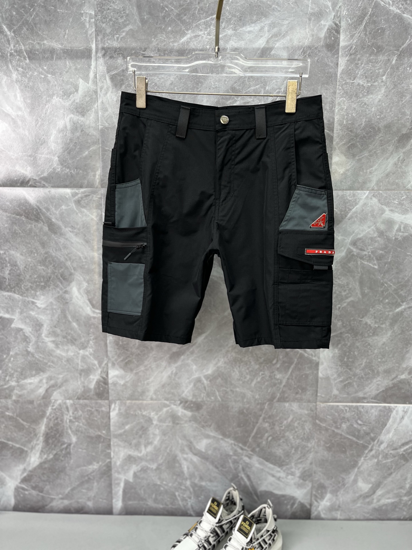 NO:871111,PRADA 26ss new summer men's casual work shorts, American retro [complete with three standards] advanced customized summer special technology quick-drying breathable fabric, high breathability and comfort, impeccable details, customized development of accessories, what you see is what you get, reflecting high quality. It feels delicate and soft!  Three-dimensional cutting, simple and fashionable, and the upper body shape is awesome!  Size M-3XL (shipped next day),, prada, prada, shorts,19860909PRADA普拉达 26ss夏季新款男士休闲工装短裤 美式复古【三标齐全】高级定制夏季专用科技速干透气面料 透气舒适度高,细节无可挑剔,辅料定制开发,所见即所得,体现高品质.手感细腻柔软！立体裁剪,简单时尚,上身版型超赞！码数M-3XL（隔天出货）,,prada,prada,shorts,,Men's clothing