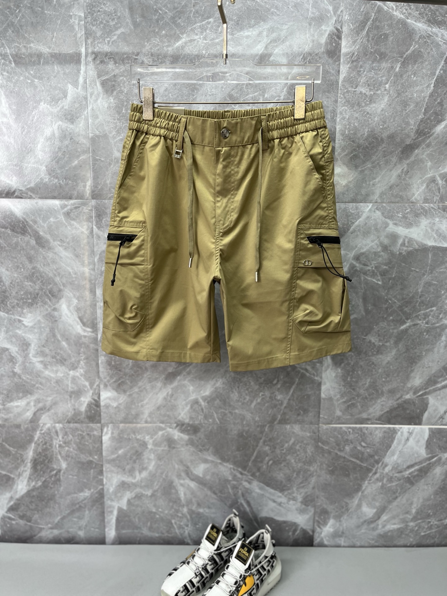 NO:871094,DIOR Dior 26ss new summer men's casual work shorts, American retro [complete with three standards] advanced customized summer-specific technical quick-drying breathable fabric, high breathability and comfort, impeccable details, customized development of accessories, what you see is what you get, reflecting high quality. It feels delicate and soft!  Three-dimensional cutting, simple and fashionable, and the upper body shape is awesome!  Size M-3XL (shipped next day),,dior,dior,shorts,19860909DIOR迪奥 26ss夏季新款男士休闲工装短裤 美式复古【三标齐全】高级定制夏季专用科技速干透气面料 透气舒适度高,细节无可挑剔,辅料定制开发,所见即所得,体现高品质.手感细腻柔软！立体裁剪,简单时尚,上身版型超赞！码数M-3XL（隔天出货）,,dior,dior,shorts,,Men's clothing