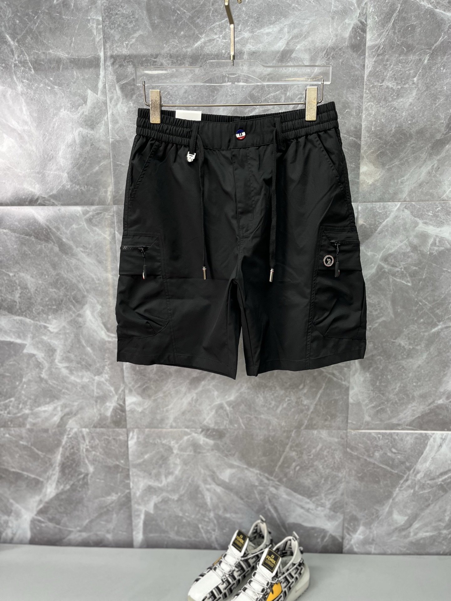 NO:871127,TB Tom Brown 26ss new summer men's casual work shorts, American retro [complete with three standards] advanced customized summer-specific technical quick-drying breathable fabric, high breathability and comfort, impeccable details, customized development of accessories, what you see is what you get, reflecting high quality. It feels delicate and soft!  Three-dimensional cutting, simple and fashionable, and the upper body shape is awesome!  Size M-3XL (shipped next day),,thom browne,shorts,19860909TB汤姆布朗 26ss夏季新款男士休闲工装短裤 美式复古【三标齐全】高级定制夏季专用科技速干透气面料 透气舒适度高,细节无可挑剔,辅料定制开发,所见即所得,体现高品质.手感细腻柔软！立体裁剪,简单时尚,上身版型超赞！码数M-3XL（隔天出货）,,thom browne,shorts,,Men's clothing
