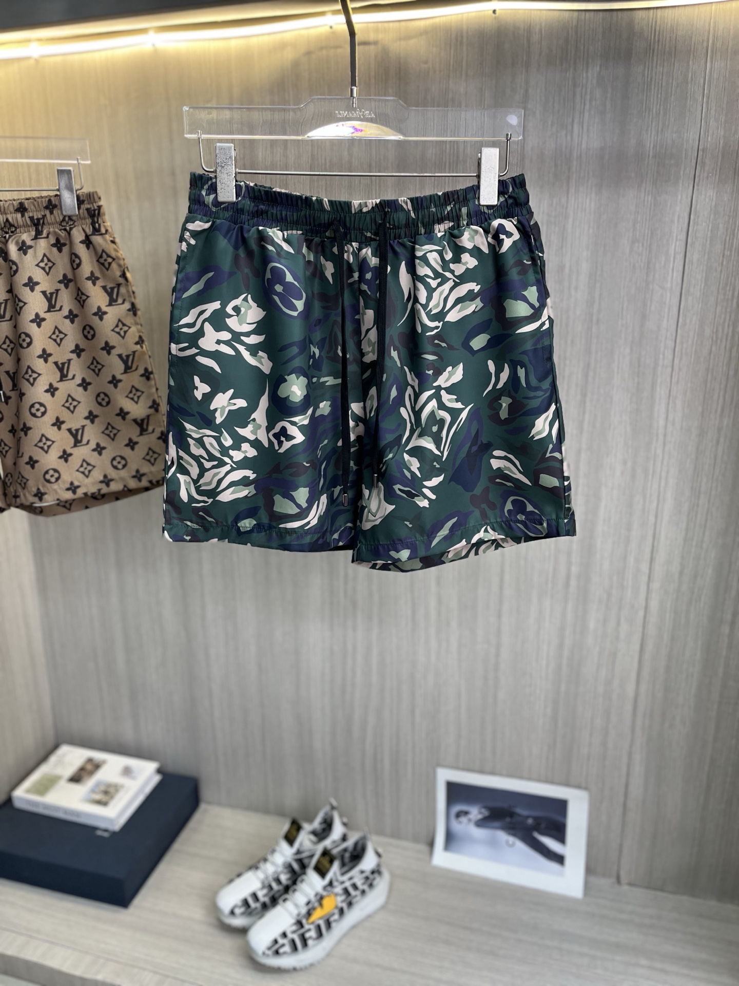 NO:918580,LV Louis Vuitton's new summer products, the latest beach shorts, customized high-end hardware rope tops, impeccable workmanship details, perfect production, imported direct-injection digital printing, high-tech quick-drying fiber nylon fabric, refreshing, comfortable, breathable and not stuffy, a must-have for sportsmen!  Sizes M-3XL (please state your height and weight when placing an order),,louis vuitton,louis vuitton,19860909LV路易威登 夏季新品 最新款沙滩裤,定制高档五金绳头,做工细节无可挑剔,完美出品,进口机直喷数码印,高科技速干纤维尼龙面料,清爽舒适透气不闷热,型男必备！尺码M-3XL码（下单请报身高体重）,,louis vuitton,louis vuitton,,Men's clothing