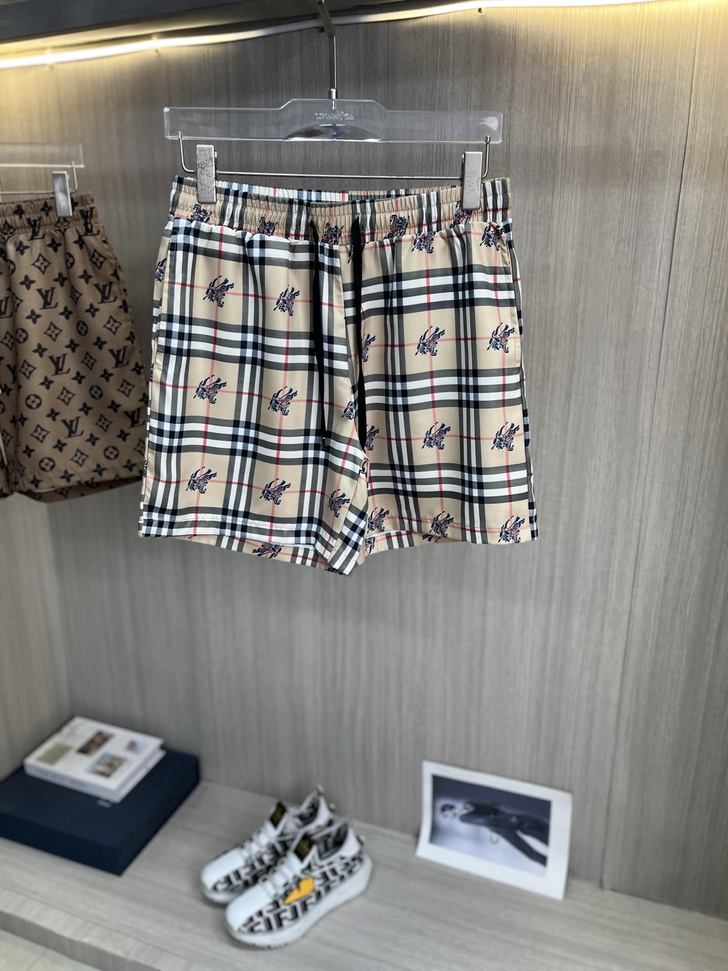 NO:918577,BURBERRY Burberry's new summer products, the latest beach pants, customized high-end hardware ropes, impeccable workmanship details, perfect production, imported direct-injection digital printing, high-tech quick-drying fiber nylon fabric, refreshing, comfortable, breathable and not stuffy, a must-have for sportsmen!  Sizes M-3XL (please state your height and weight when placing an order),,burberry,burberry,19860909BURBERRY巴宝莉 夏季新品 最新款沙滩裤,定制高档五金绳头,做工细节无可挑剔,完美出品,进口机直喷数码印,高科技速干纤维尼龙面料,清爽舒适透气不闷热,型男必备！尺码M-3XL码（下单请报身高体重）,,burberry,burberry,,Men's clothing