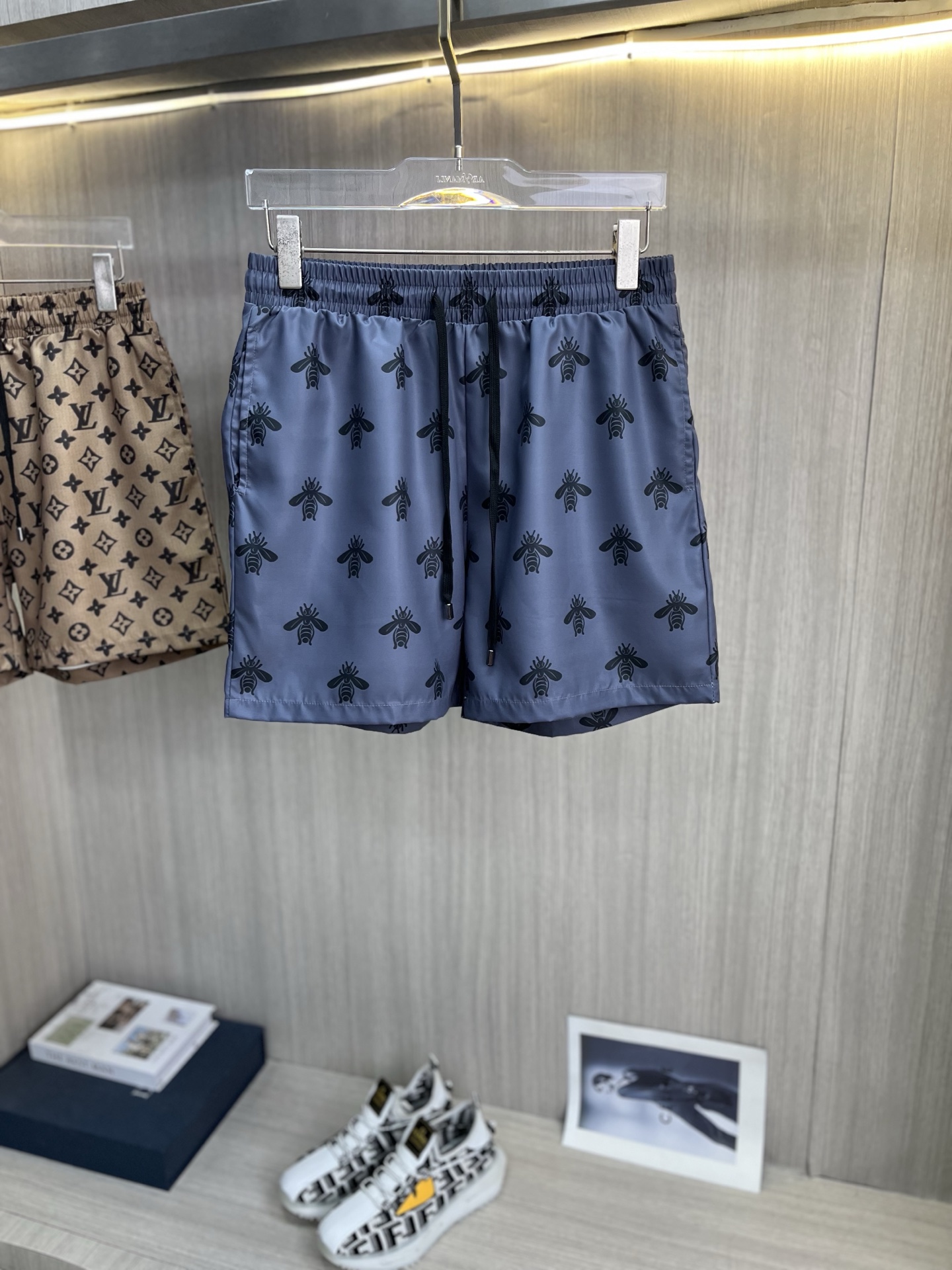NO:918571,GUCCI Gucci's new summer products, the latest beach shorts, customized high-end hardware ropes, impeccable workmanship details, perfect production, imported direct-injection digital printing, high-tech quick-drying fiber nylon fabric, refreshing, comfortable, breathable and not stuffy, a must-have for sportsmen!  Sizes M-3XL (please state your height and weight when placing an order),,gucci,19860909GUCCI古奇 夏季新品 最新款沙滩裤,定制高档五金绳头,做工细节无可挑剔,完美出品,进口机直喷数码印,高科技速干纤维尼龙面料,清爽舒适透气不闷热,型男必备！尺码M-3XL码（下单请报身高体重）,,gucci,,Men's clothing