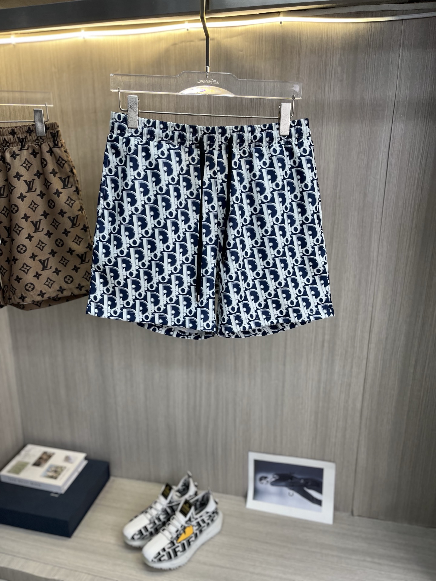 NO:918568,DIOR Dior's new summer products, the latest beach shorts, customized high-end hardware ropes, impeccable workmanship details, perfect production, imported machine direct digital printing, high-tech quick-drying fiber nylon fabric, refreshing, comfortable, breathable and not stuffy, a must-have for sportsmen!  Sizes M-3XL (please state your height and weight when placing an order), dior, dior,19860909DIOR迪奥 夏季新品 最新款沙滩裤,定制高档五金绳头,做工细节无可挑剔,完美出品,进口机直喷数码印,高科技速干纤维尼龙面料,清爽舒适透气不闷热,型男必备！尺码M-3XL码（下单请报身高体重）,,dior,dior,,Men's clothing